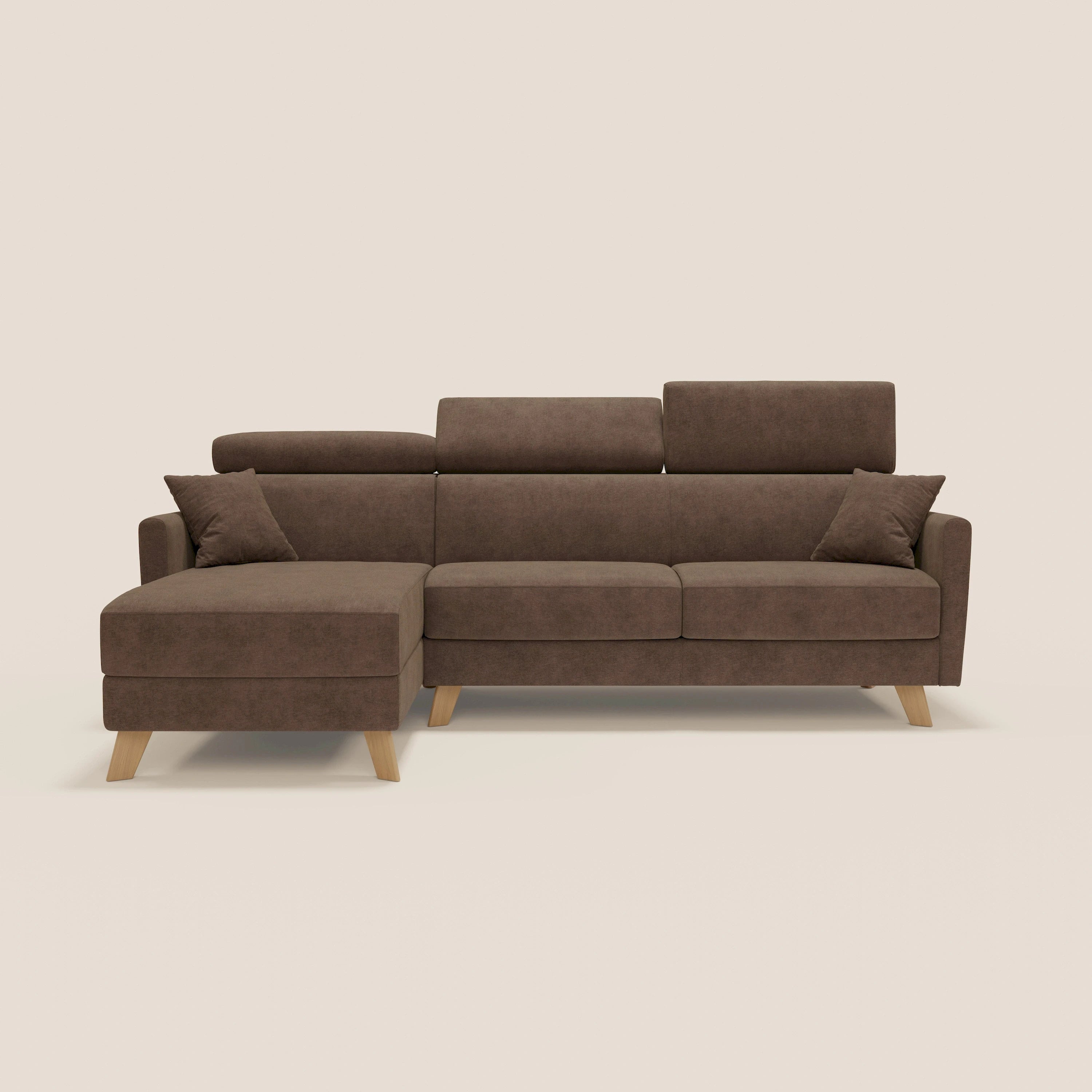 Il divano letto angolare sfoderabile Francy di Divani.Store in T17 marrone è caratterizzato da penisola contenitore sinistra, poggiatesta reclinabili e cuscini coordinati, che incarnano il minimalismo dello stile nordico su uno sfondo beige chiaro.