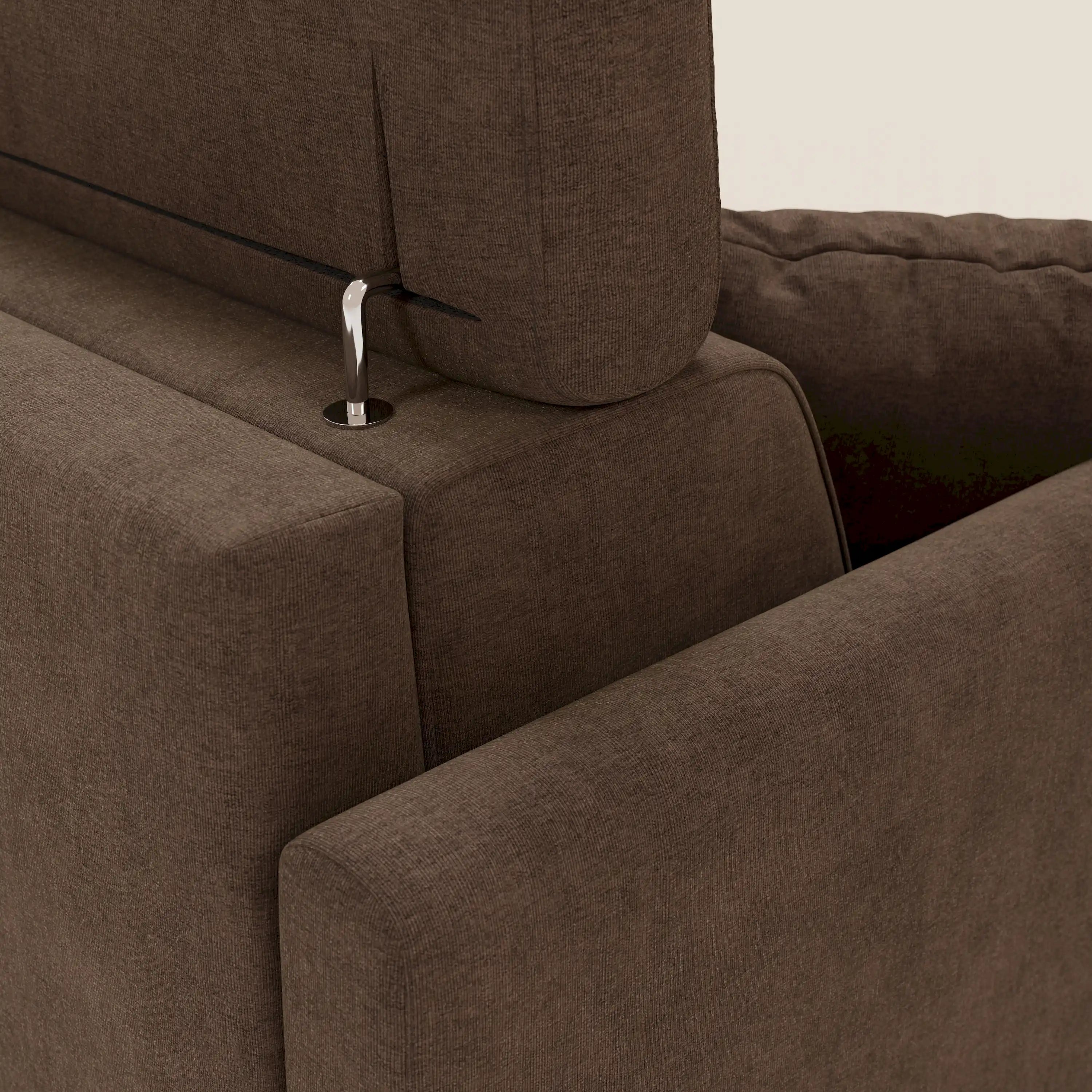 Primo piano di Francy divano letto angolare sfoderabile di Divani.Store in tessuto antimacchia marrone T17, che mostra bracciolo, schienale, connettore metallico sul poggiatesta regolabile e linee pulite per un look moderno Comfort Smart.