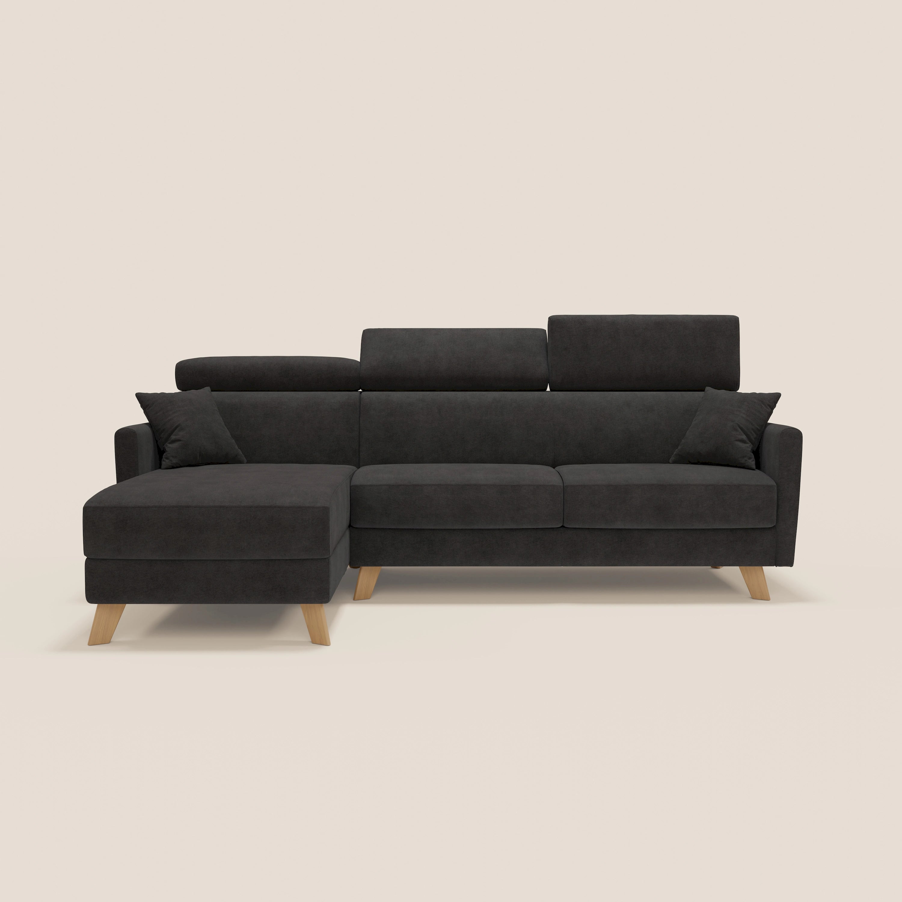 Il divano letto angolare sfoderabile Francy di Divani.Store è dotato di chaise longue sinistra con contenitore, poggiatesta reclinabili, tre cuscini di seduta, due cuscini coordinati e gambe angolari in legno chiaro in tessuto antimacchia T17 nero.