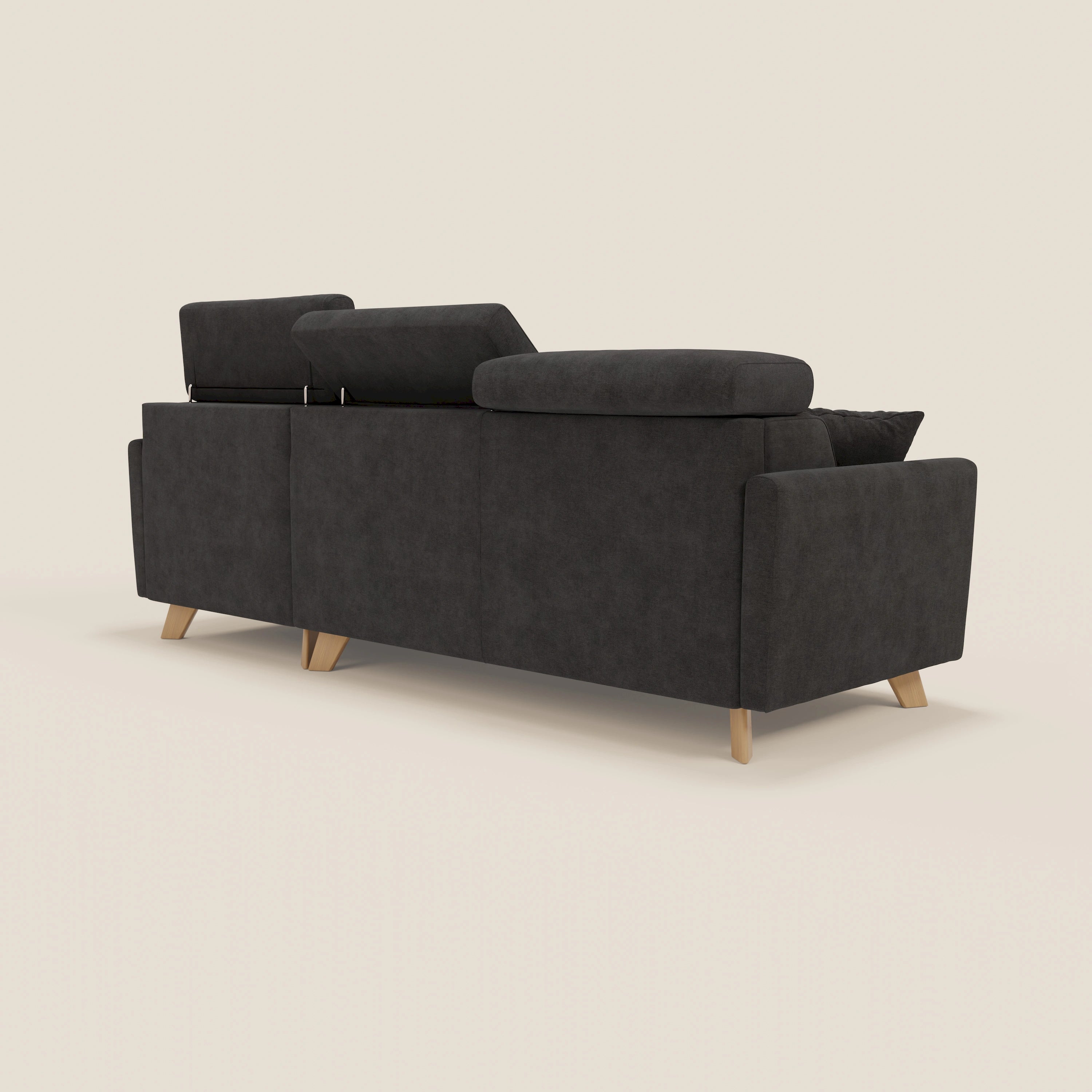 Il divano letto angolare sfoderabile Francy di Divani.Store, in tessuto antimacchia T17 nero, è caratterizzato da una poltrona contenitore, poggiatesta regolabili, braccioli imbottiti, quattro gambe in legno angolari e linee rette minimaliste.