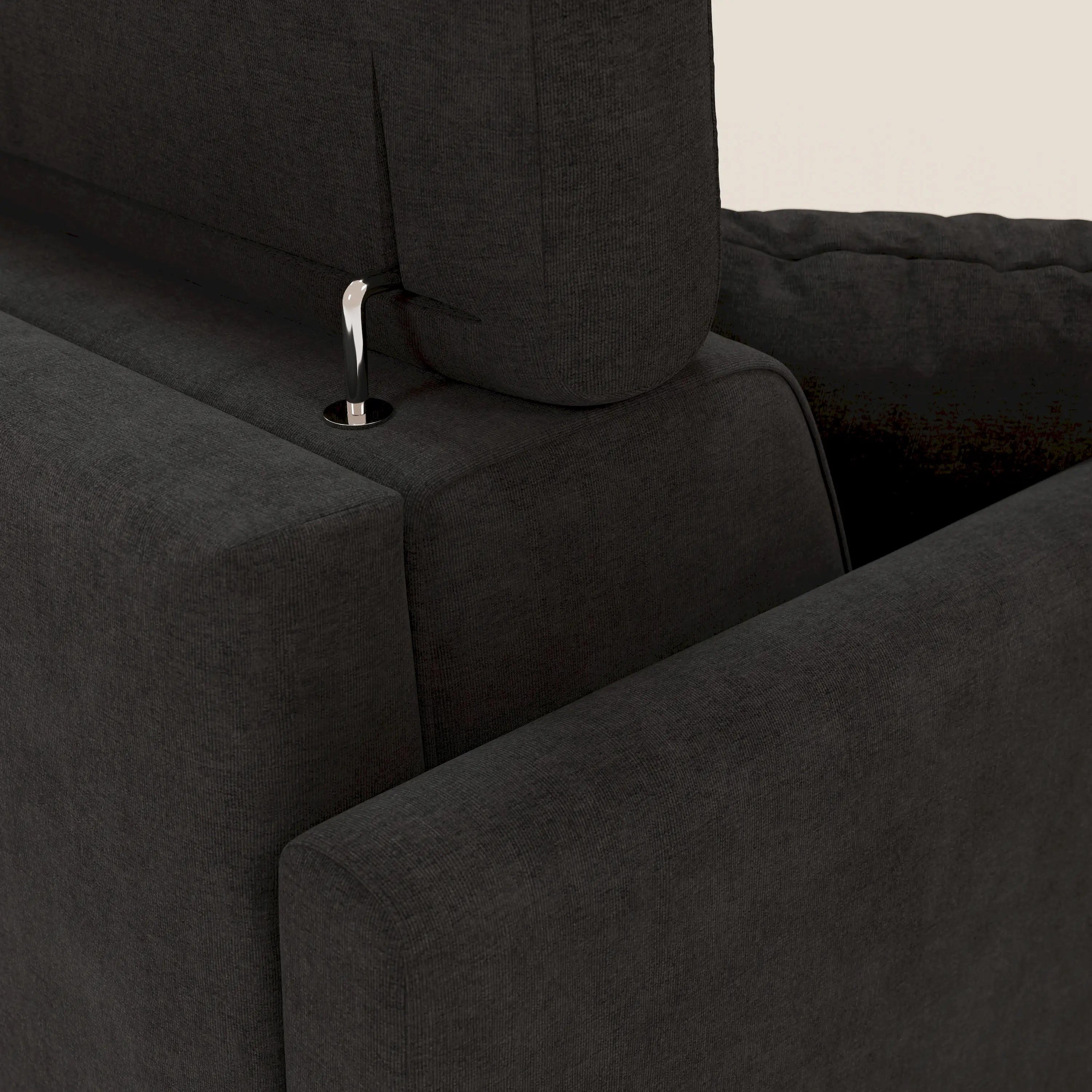 Primo piano di un divano letto angolare sfoderabile Francy di Divani.Store in tessuto smacchiabile T17 nero, che mostra lo schienale, il bracciolo e il supporto in metallo lucido per la poggiatesta reclinabile; la morbida imbottitura e le linee moderne spiccano su uno sfondo chiaro.
