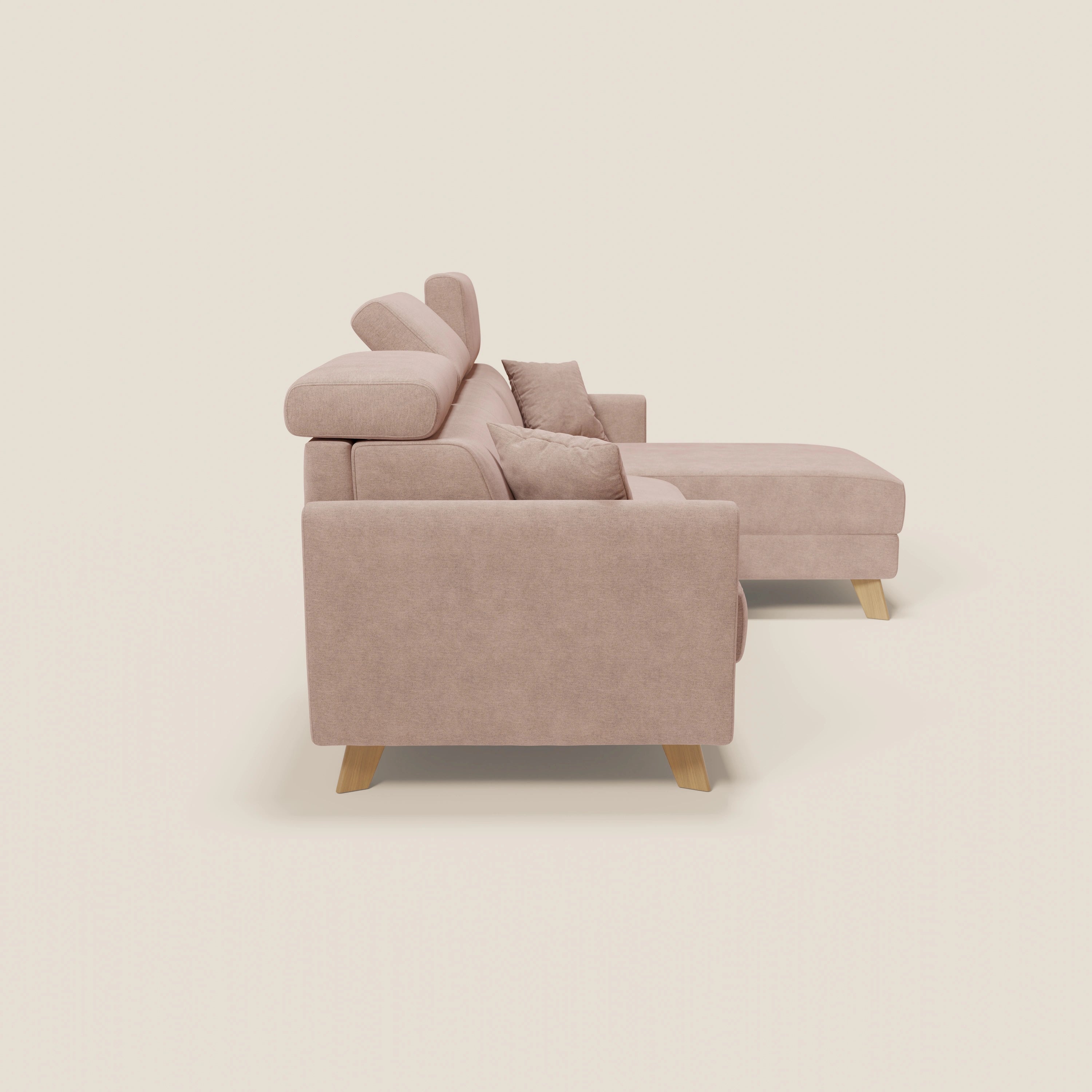 Il divano letto angolare sfoderabile Francy di Divani.Store in T17 rosa è caratterizzato da una poltrona contenitore, poggiatesta reclinabili e gambe in legno. Presentato lateralmente su uno sfondo crema, incarna il fascino moderno dello Stile Nordico.