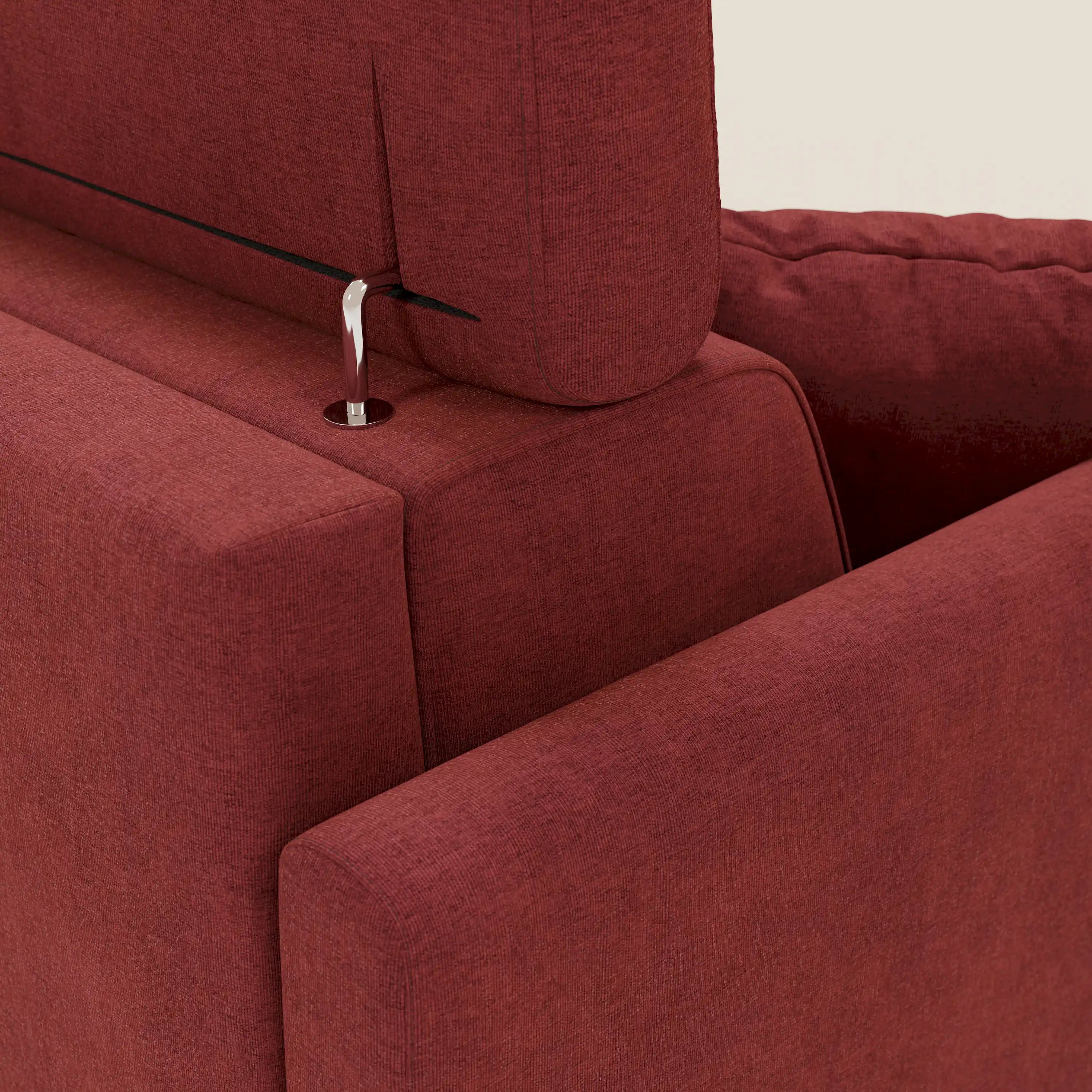 Primo piano del divano letto angolare sfoderabile Francy di Divani.Store con tessuto antimacchia rosso T17, poggiatesta reclinabile, staffa cromata, chaise longue contenitore e linee pulite e moderne in contrasto con il fondo beige chiaro.