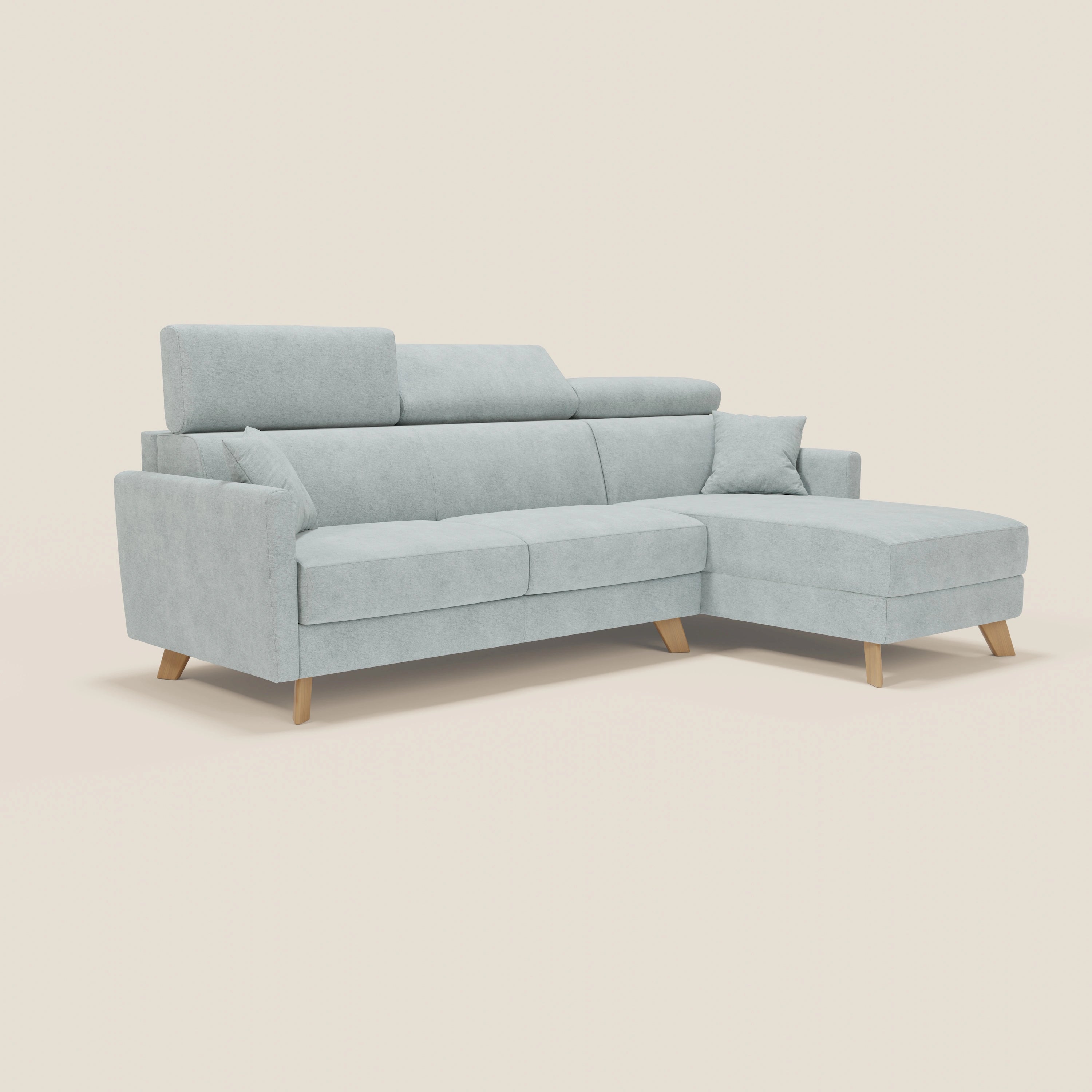 Il divano letto angolare sfoderabile Francy di Divani.Store è dotato di una poltrona contenitore rivolta verso destra, di poggiatesta regolabili e di un tessuto verde acqua T17 facile da pulire. Il tutto su uno sfondo chiaro.