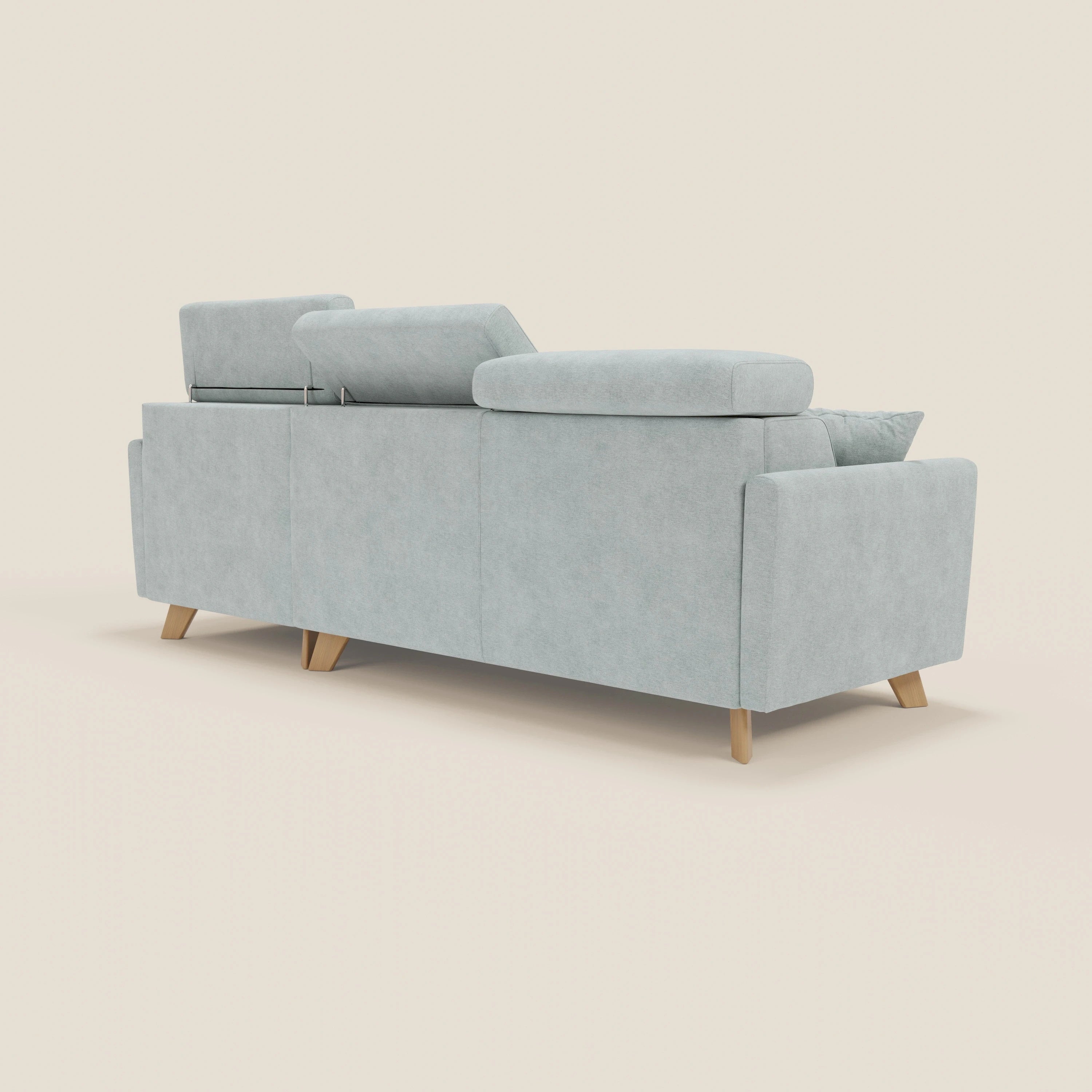 Il divano letto angolare sfoderabile Francy di Divani.Store, in tessuto smacchiabile T17 verde acqua, viene mostrato dallo schienale in posizione angolata, mettendo in evidenza i poggiatesta regolabili, i braccioli sottili, le gambe in legno inclinate verso l'esterno e la poltrona contenitore.