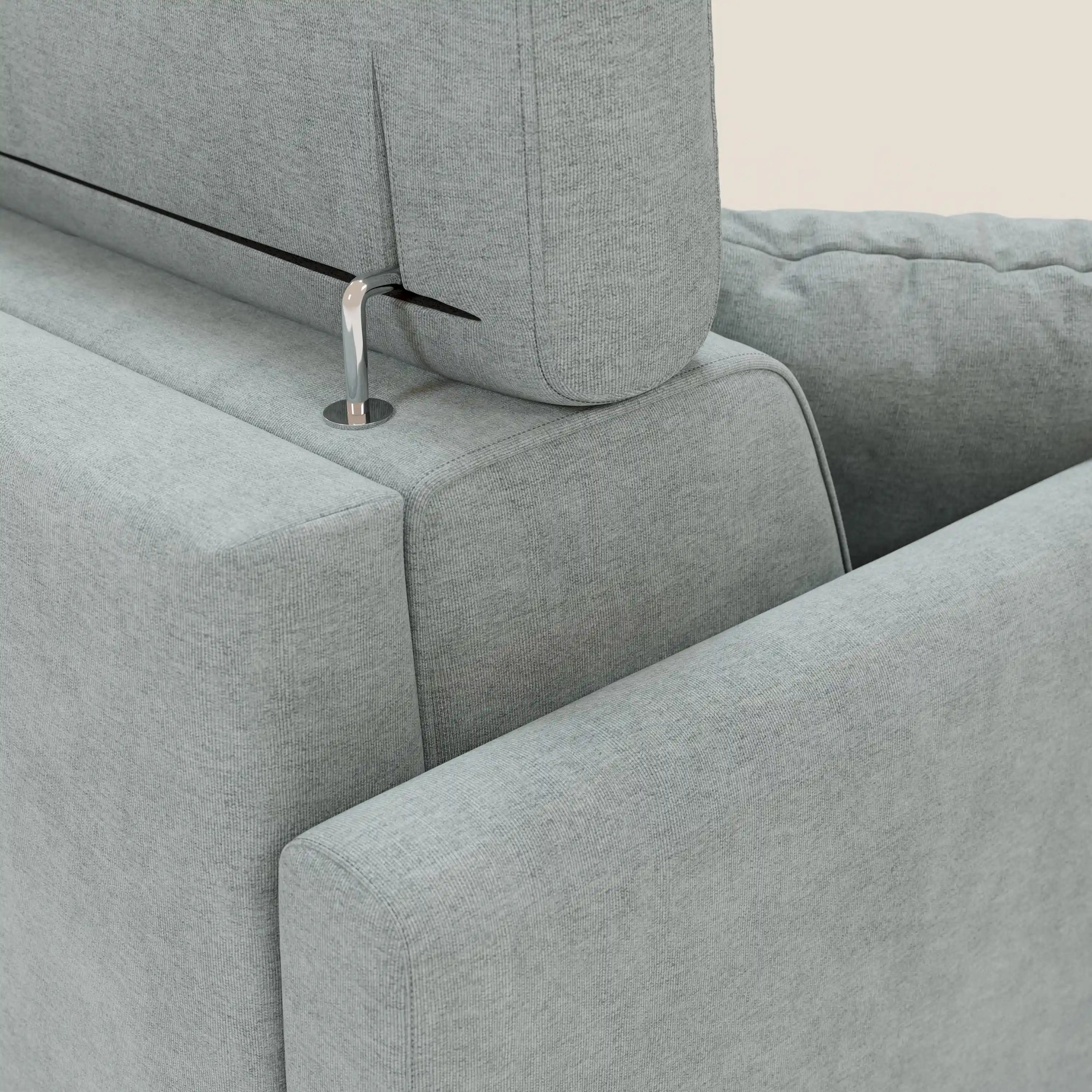 Primo piano di Francy divano letto angolare sfoderabile di Divani.Store in T17 verde acqua, che mostra il punto di incontro tra lo schienale e la seduta. Un gancio in metallo argentato è parzialmente inserito tra i cuscini, a indicare il montaggio o la Funzione Evoluta.