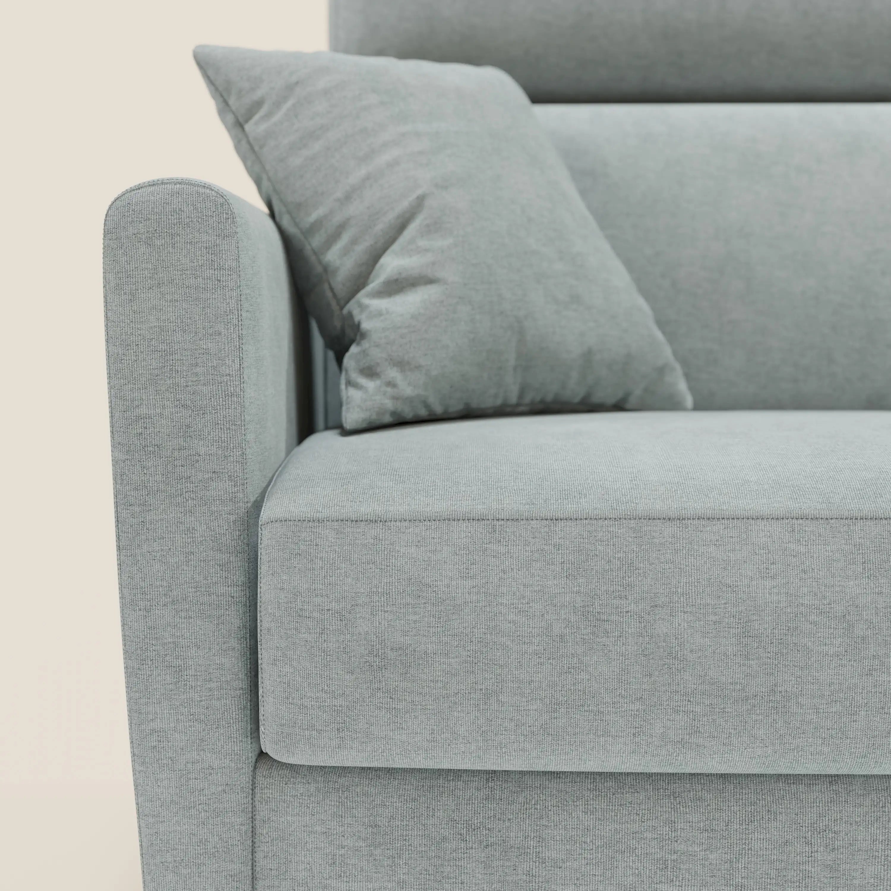 Un primo piano del divano letto angolare sfoderabile Francy di Divani.Store in smacchiabile T17 verde acqua, con penisola contenitore e poggiatesta reclinabili, mette in mostra la sua texture morbida e lo stile minimalista nordico su uno sfondo neutro.