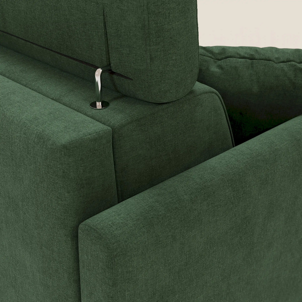 Primo piano di un divano letto matrimoniale Francy verde di Divani.Store, rivestito in tessuto T17 impermeabile e antimacchia. L'immagine mette in risalto lo schienale e il bracciolo regolabili, grazie a una leva in metallo posizionata tra il poggiatesta e il cuscino dello schienale. Su uno sfondo chiaro e semplice, il divano letto si presenta con un design moderno e dalle linee pulite.