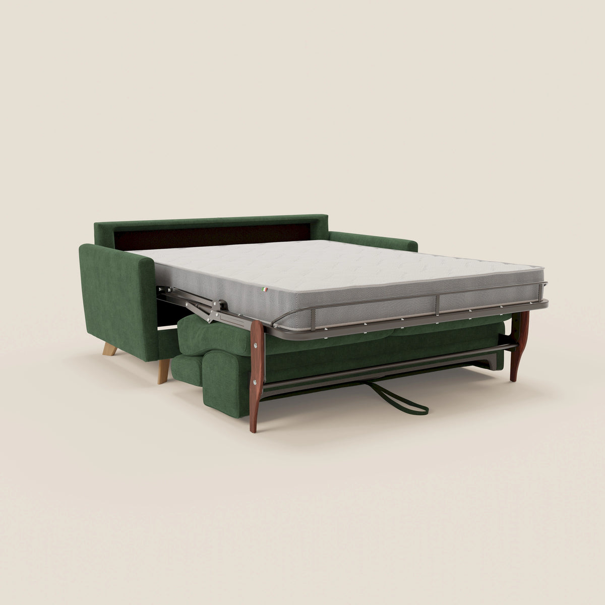 Il divano letto matrimoniale “Francy” di Divani.Store, dotato di poggiatesta regolabili e rivestito in tessuto T17 verde, impermeabile e antimacchia, è raffigurato parzialmente aperto. Le gambe angolate in legno sollevano il divano, mentre una struttura in metallo si estende sotto un materasso rettangolare grigio (140x197 cm). Lo sfondo è di colore beige a tinta unita.