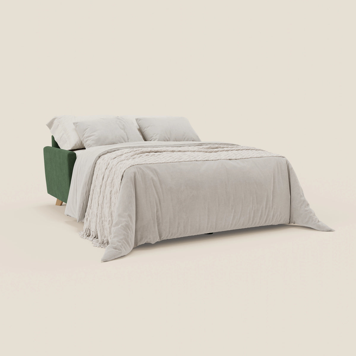 Un divano letto matrimoniale Francy di Divani.Store, rivestito in tessuto T17 “carta da zucchero” impermeabile e antimacchia, è aperto in posizione letto, rifatto con cura con una coperta beige chiaro e due cuscini coordinati, su uno sfondo bianco sporco a tinta unita. I poggiatesta regolabili sono ben visibili, mettendo in risalto il design pratico del divano.