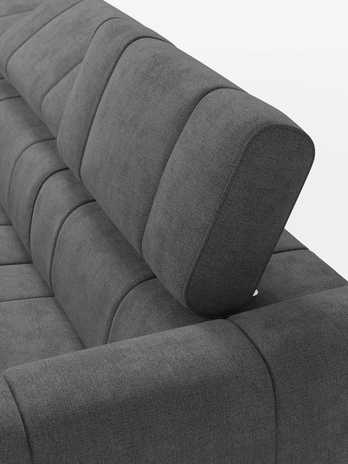 Primo piano di un divano modulare Giotto grigio antracite a 4 posti con poggiatesta reclinabili e funzione relax elettrica opzionale, rivestito in tessuto smacchiabile T23, con trapuntatura verticale, un poggiatesta verticale e linee pulite su sfondo bianco.