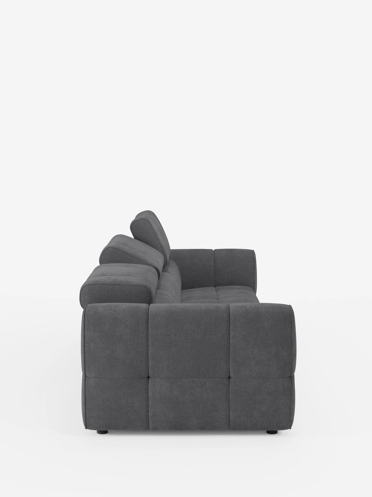 Vista laterale del divano modulare Giotto a 4 posti con poggiatesta reclinabili e funzione relax elettrica opzionale, rivestito in tessuto smacchiabile T23 color grigio antracite, caratterizzato da braccioli squadrati e poggiatesta regolabili su uno sfondo bianco a tinta unita.