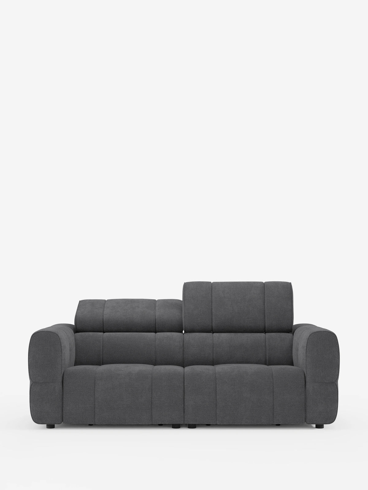 Un divano modulare Giotto a 3 posti color grigio antracite, con poggiatesta reclinabili e funzione relax elettrica opzionale, rivestito in tessuto smacchiabile T23, caratterizzato da braccioli imbottiti e da un design dalle linee pulite, con due poggiatesta regolabili raffigurati in diverse posizioni.