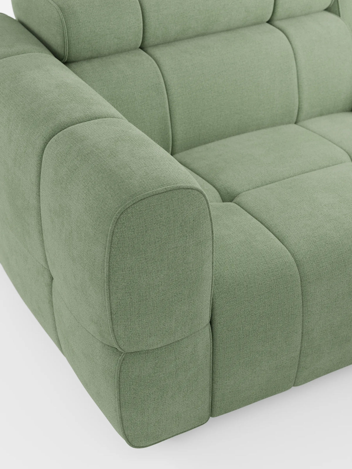 Un divano modulare Giotto a 3 posti color verde salvia, con poggiatesta reclinabili e funzione relax elettrica opzionale, rivestito in tessuto smacchiabile T23, caratterizzato da cuscini squadrati, uno schienale basso con poggiatesta integrati e braccioli spessi e arrotondati su uno sfondo chiaro.