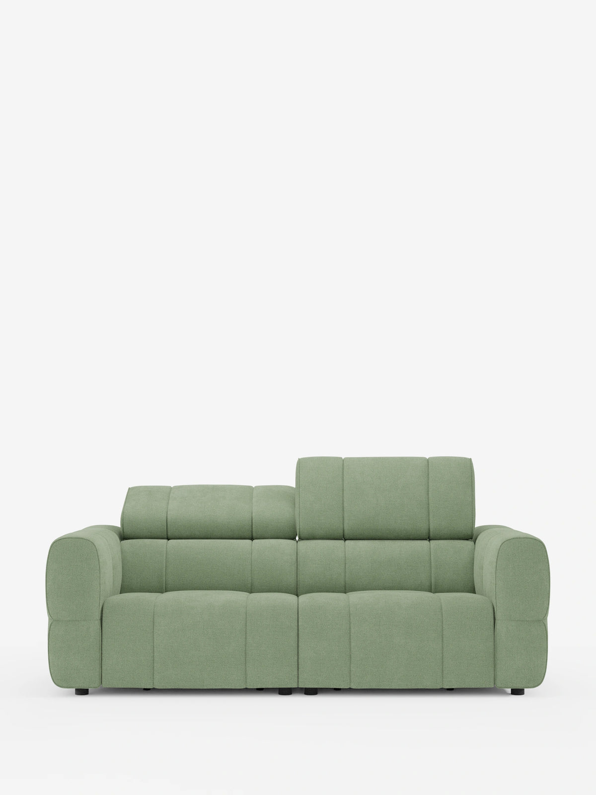 Un divano modulare Giotto a 3 posti color verde salvia, con poggiatesta reclinabili e funzione relax elettrica opzionale, rivestito in tessuto smacchiabile T23 su sfondo bianco, caratterizzato da braccioli imbottiti e poggiatesta regolabili in un design contemporaneo e dalla trama particolare.