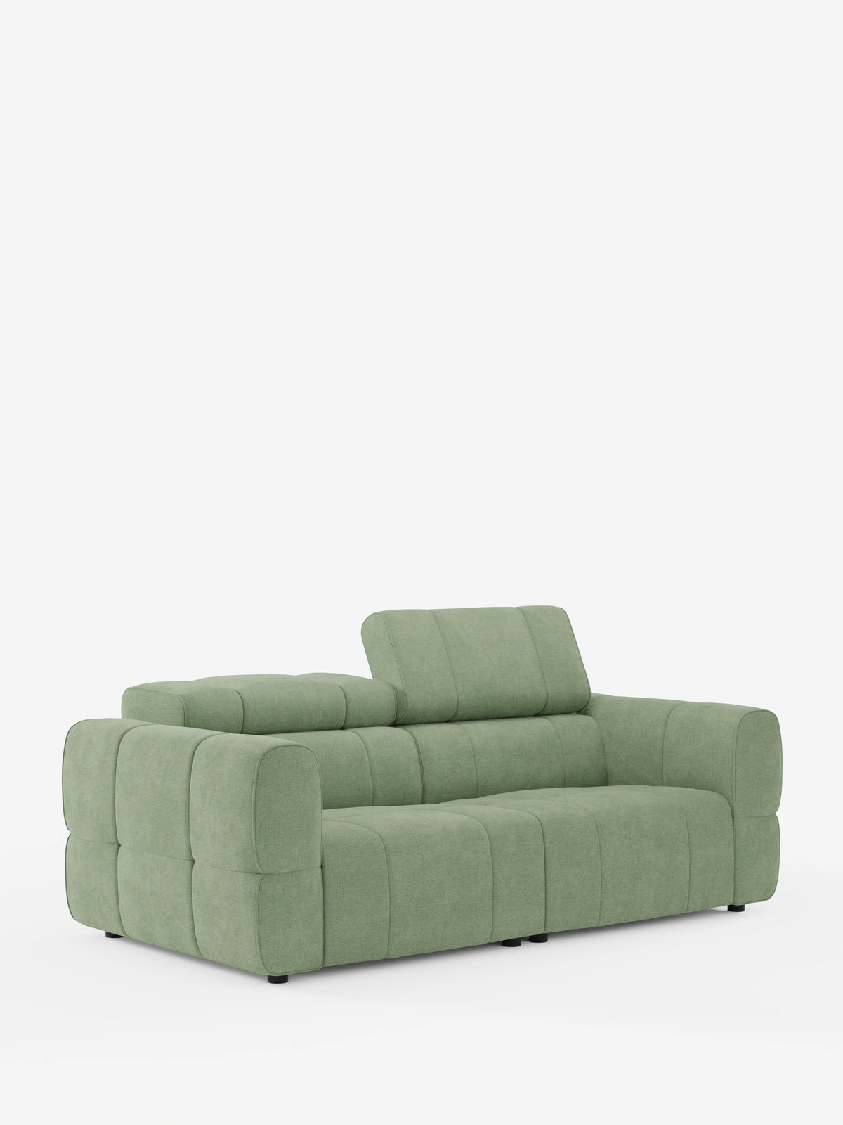 Un divano modulare Giotto a 3 posti color verde salvia, con poggiatesta reclinabili e funzione relax elettrica opzionale, rivestito in tessuto smacchiabile T23, caratterizzato da un design contemporaneo e dalle linee essenziali, presenta braccioli spessi e squadrati e un poggiatesta rialzato e reclinabile su sfondo bianco.