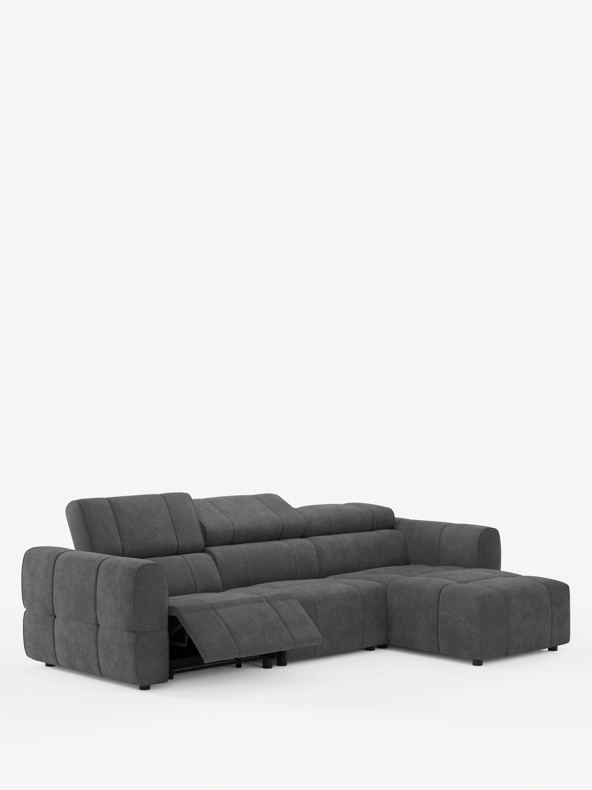 Un divano angolare modulare Giotto grigio scuro a 5 posti, lungo 296 cm, con penisola e funzione relax elettrica opzionale, rivestito in tessuto smacchiabile T23 con cuscini a cuciture quadrate, chaise longue estesa sul lato destro e seduta reclinabile, su sfondo bianco.