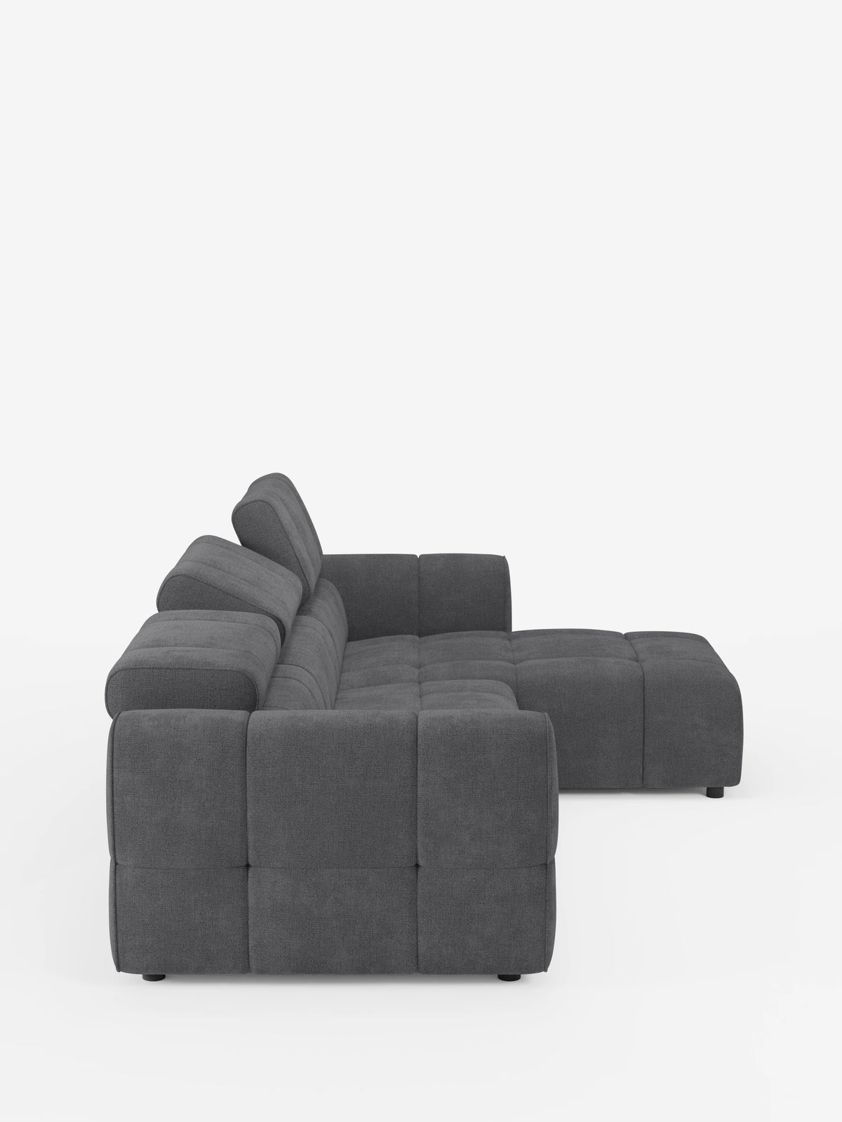 Divano angolare modulare Giotto a 5 posti, 296 cm, con penisola e funzione relax elettrica opzionale, in tessuto antimacchia T23: un divano angolare modulare grigio scuro con chaise longue, seduta trapuntata, braccioli larghi e poggiatesta regolabili su sfondo bianco.