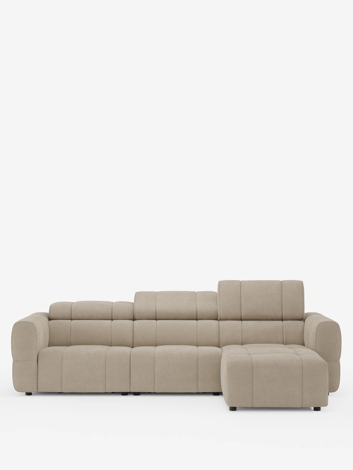 Divano angolare modulare Giotto a 5 posti, 296 cm, con penisola e funzione relax elettrica opzionale, in tessuto antimacchia T23, beige con chaise longue a destra, tessuto testurizzato, cuscini a griglia e poggiatesta regolabili su sfondo bianco.