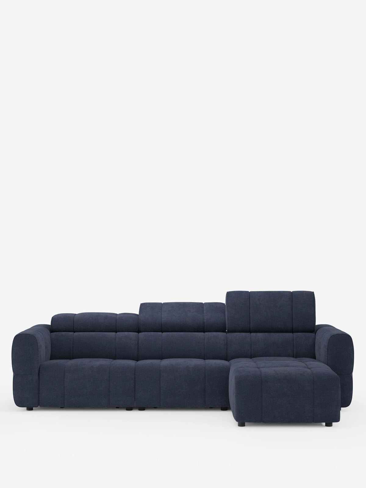 Il divano angolare modulare Giotto a 5 posti da 296 cm con chaise longue a destra e funzione relax elettrica opzionale, rivestito in tessuto smacchiabile T23, è un divano angolare modulare blu scuro con chaise longue a destra, cuciture verticali e poggiatesta regolabili su fondo bianco.