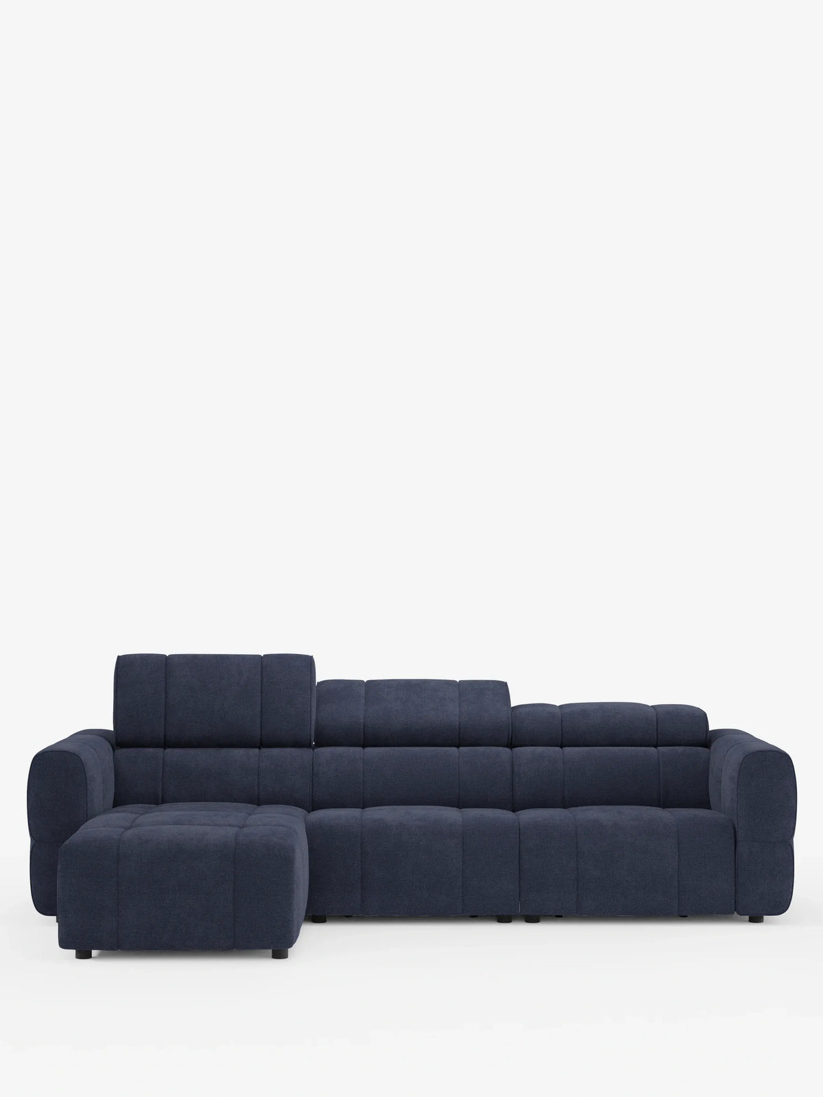 Un divano angolare modulare Giotto blu scuro a 5 posti, lungo 296 cm, con penisola e funzione relax elettrica opzionale, rivestito in tessuto antimacchia T23, caratterizzato da una chaise longue sul lato sinistro e da poggiatesta regolabili, su uno sfondo bianco a tinta unita.