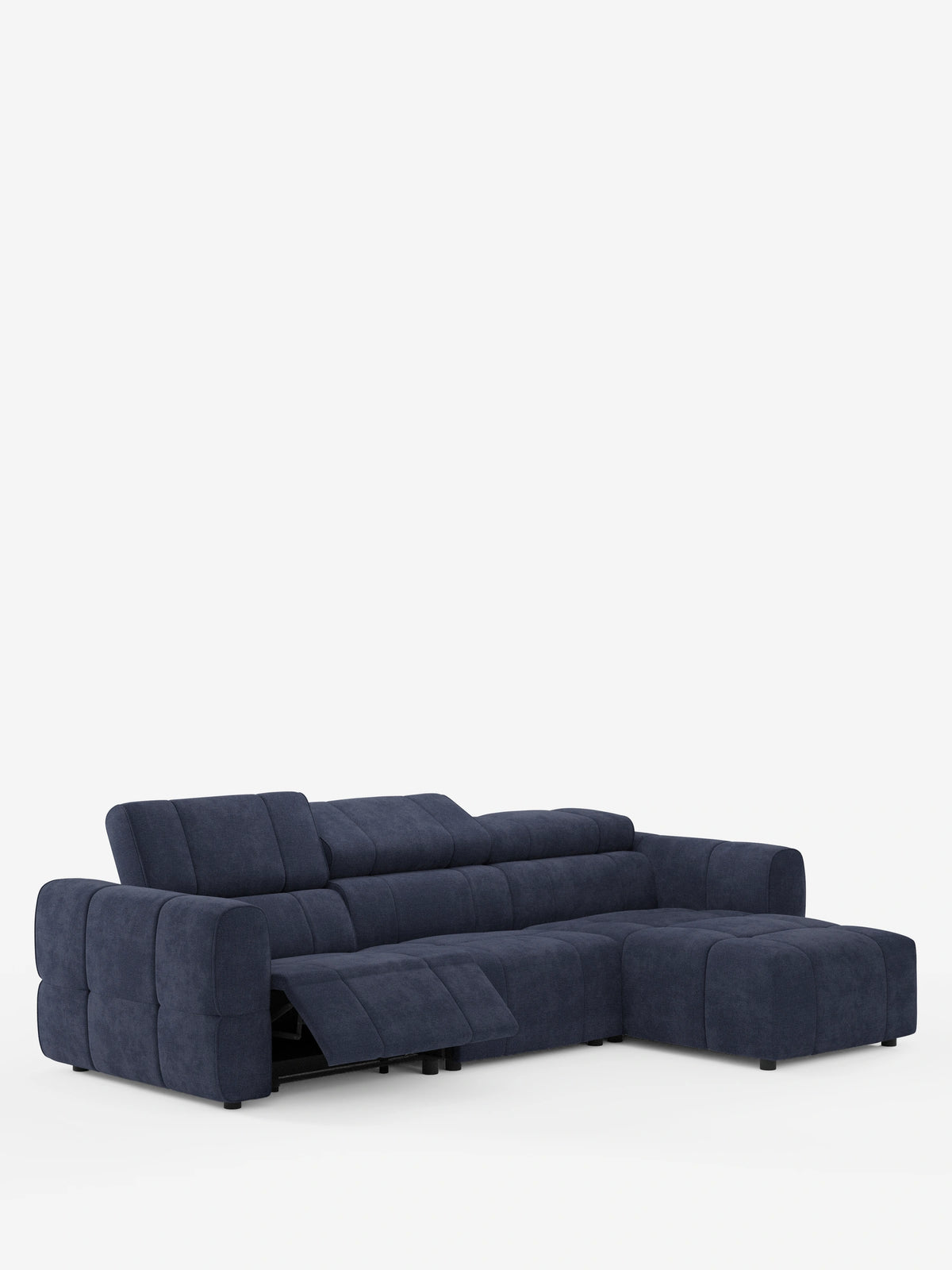 Un divano angolare modulare Giotto blu scuro a 5 posti, lungo 296 cm, con penisola e funzione relax elettrica opzionale, rivestito in tessuto antimacchia T23, su sfondo bianco, dotato di poggiatesta regolabili, chaise longue e una sezione reclinabile.