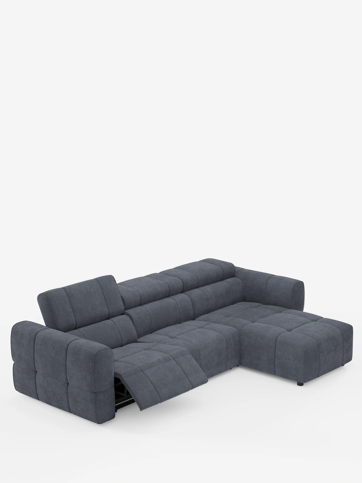 Un divano angolare modulare Giotto grigio scuro a 5 posti, lungo 296 cm, con penisola e funzione relax elettrica opzionale, rivestito in tessuto antimacchia T23: divano angolare modulare con seduta trapuntata, braccioli larghi e chaise longue su sfondo bianco.