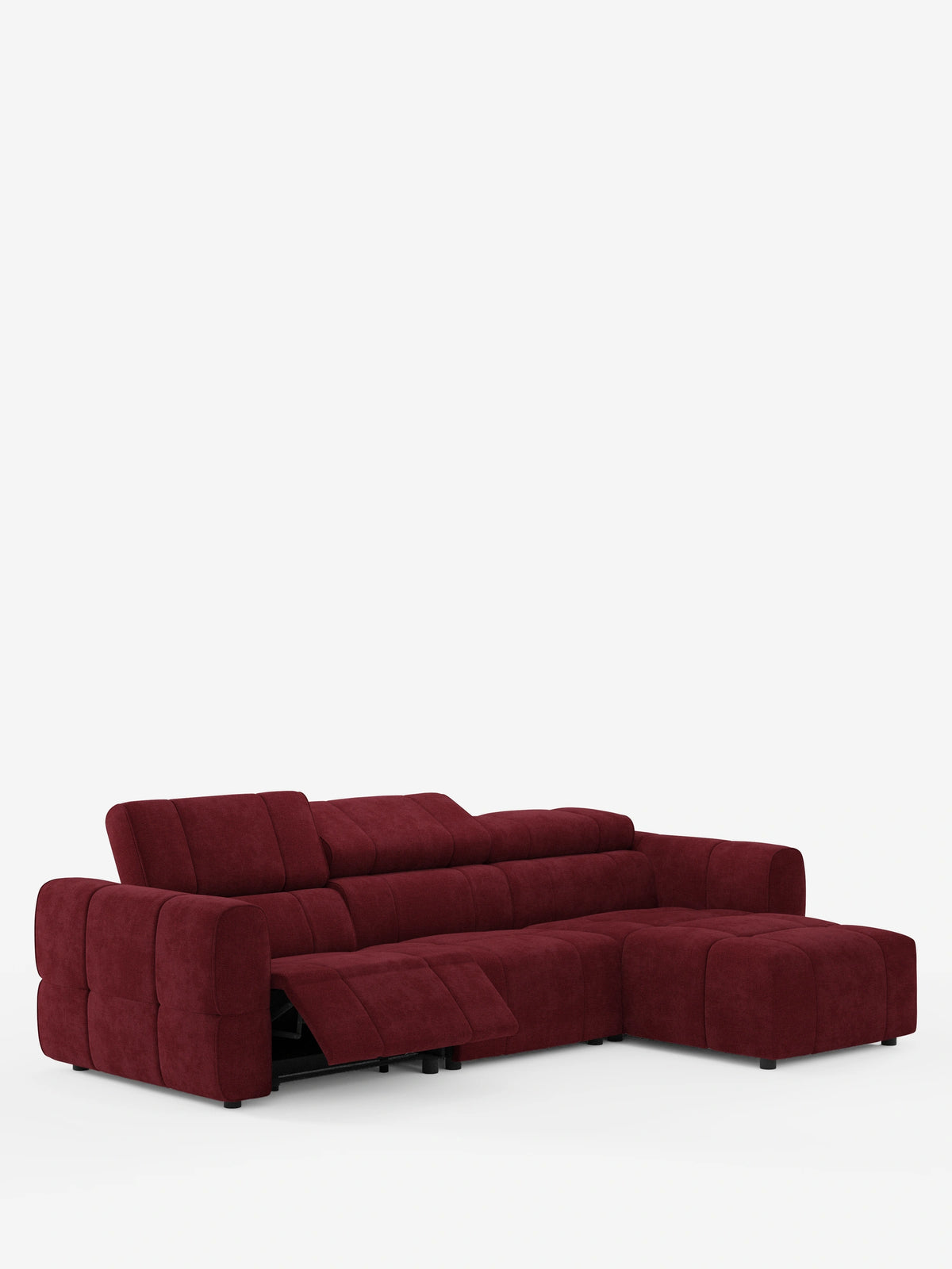 Un divano angolare modulare Giotto rosso scuro a 5 posti, lungo 296 cm, con penisola e funzione relax elettrica opzionale, rivestito in tessuto antimacchia T23, con cinque posti a sedere, una sezione reclinabile e una chaise longue sul lato destro, su sfondo bianco.