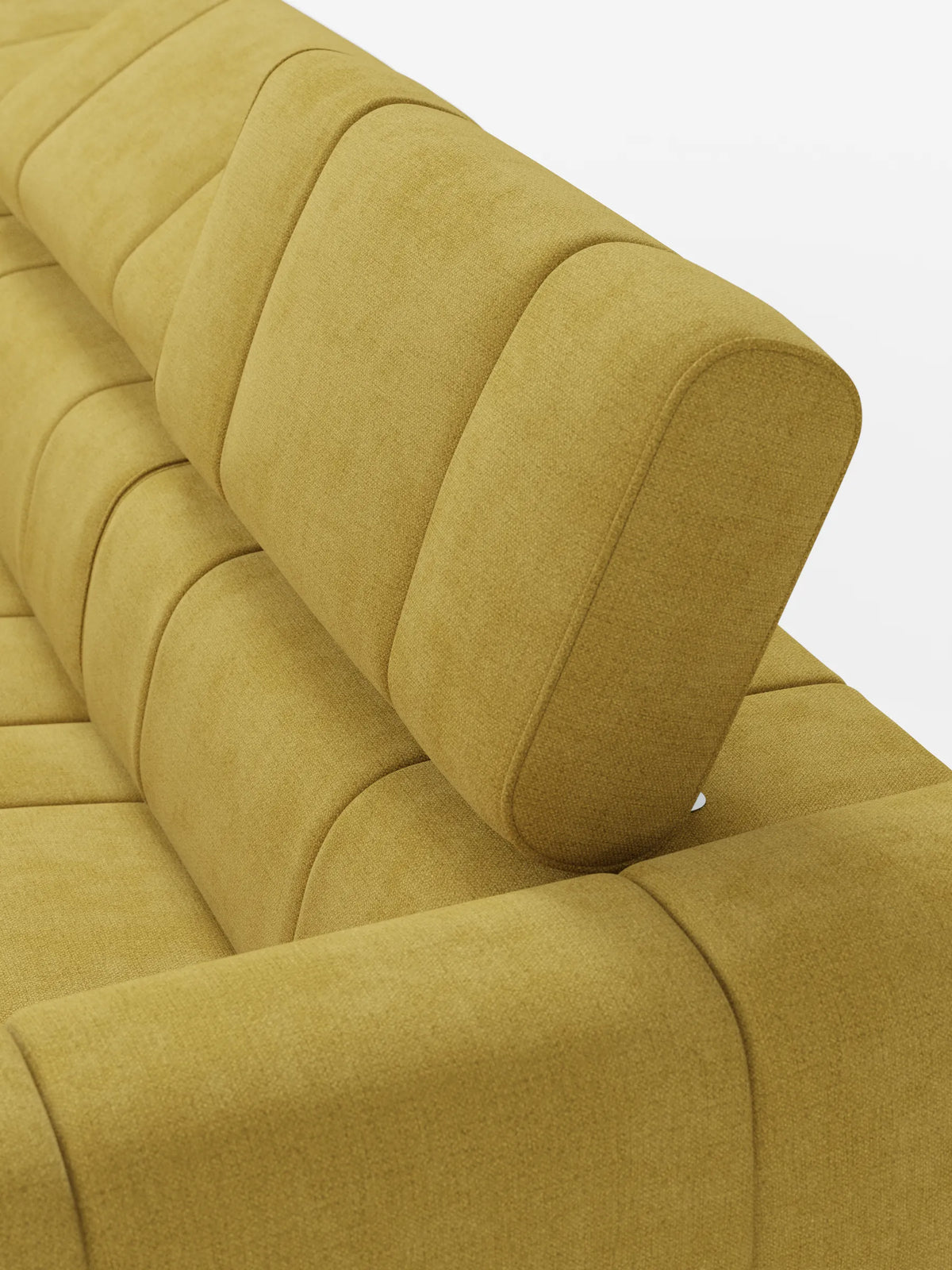 Un divano angolare modulare Giotto giallo senape a 5 posti, lungo 296 cm, con penisola e funzione relax elettrica opzionale, rivestito in tessuto antimacchia T23, con struttura modulare, tessuto testurizzato, poggiatesta regolabili e dettagli con pannelli trapuntati verticali.
