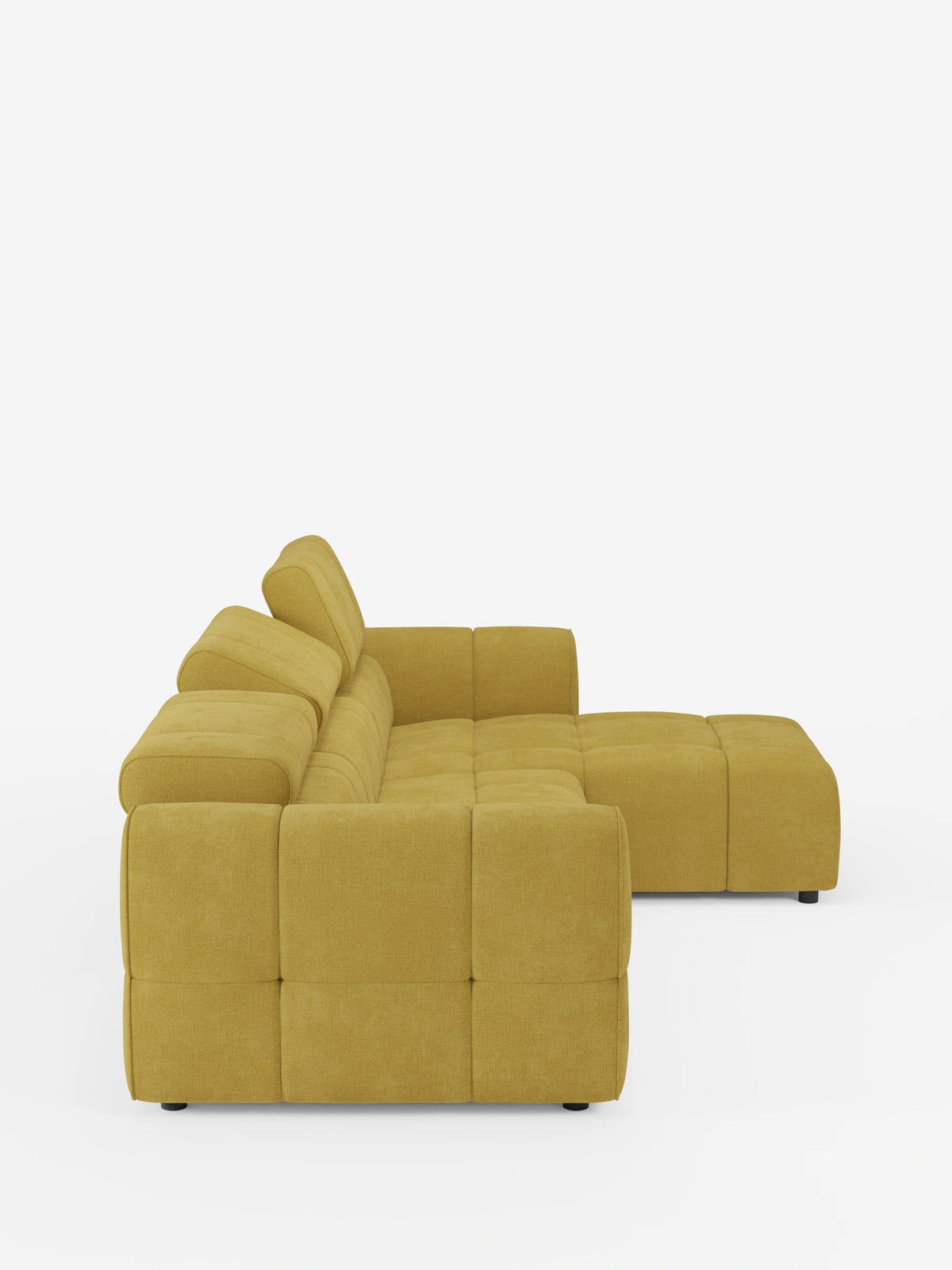 Un divano angolare modulare Giotto giallo senape a 5 posti, lungo 296 cm, con penisola e funzione relax elettrica opzionale, rivestito in tessuto antimacchia T23: un divano componibile dal design squadrato, con cuscini trapuntati, ampi braccioli e poggiatesta regolabili.