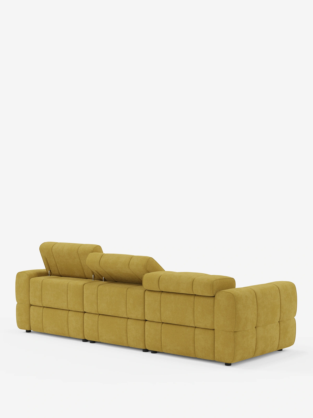 Vista posteriore di un divano angolare modulare Giotto a 5 posti, lungo 296 cm, color giallo senape, con penisola e funzione relax elettrica opzionale, rivestito in tessuto smacchiabile T23; presenta un design squadrato e trapuntato, con un poggiatesta rialzato e una chaise longue.