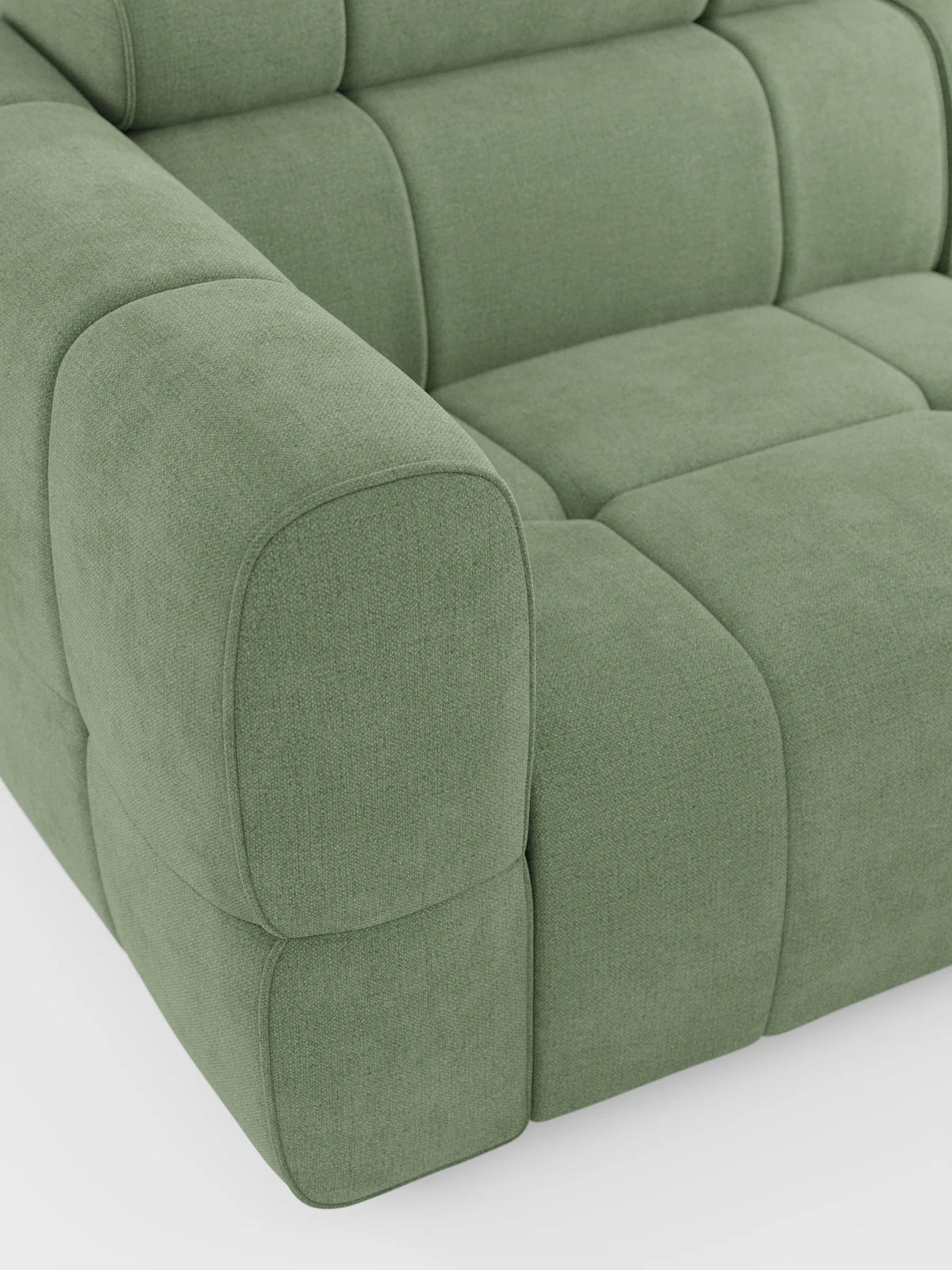 Un primo piano del divano angolare modulare Giotto da 5 posti, 296 cm, color verde salvia, con penisola e funzione relax elettrica opzionale, rivestito in tessuto antimacchia T23, caratterizzato da braccioli spessi e squadrati e da un tessuto dalla trama raffinata con profonde cuciture quadrate.