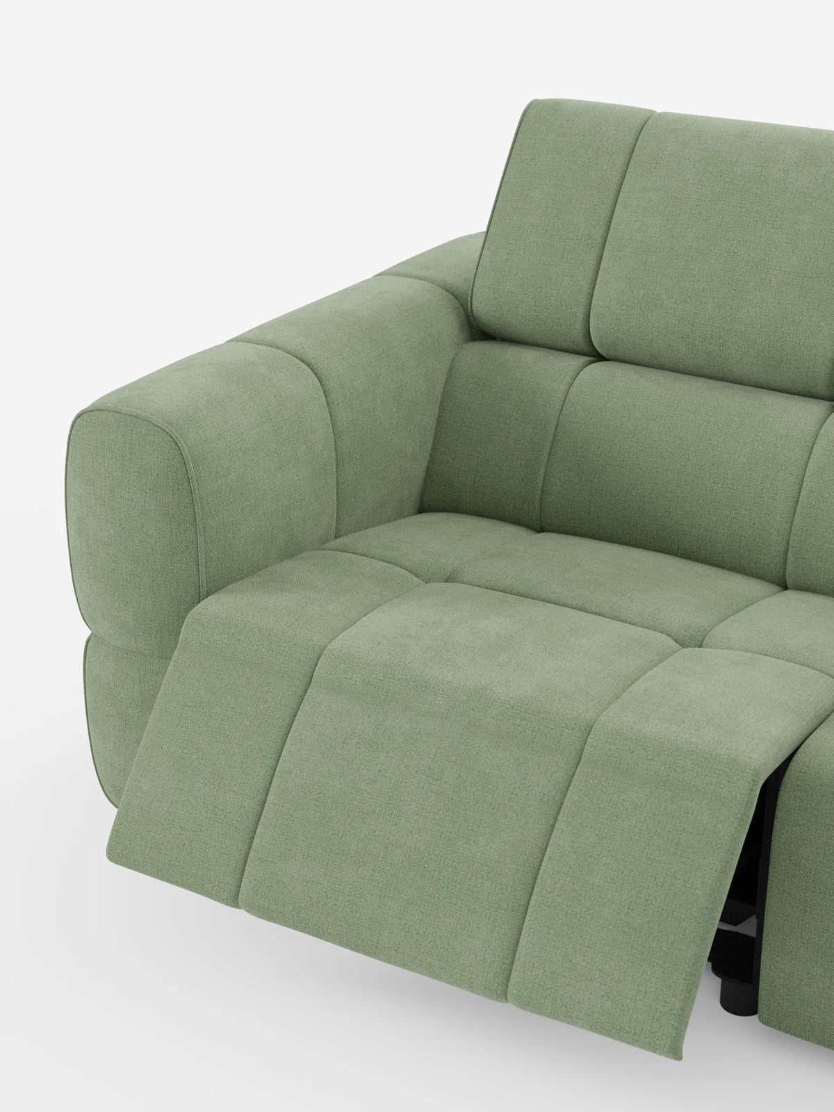 Divano angolare modulare Giotto a 5 posti da 296 cm con penisola e funzione relax elettrica opzionale, rivestito in tessuto antimacchia T23, in colore verde salvia, con chaise longue modulare caratterizzata da una finitura in tessuto testurizzato e cuscini a pannelli, su uno sfondo bianco a tinta unita.