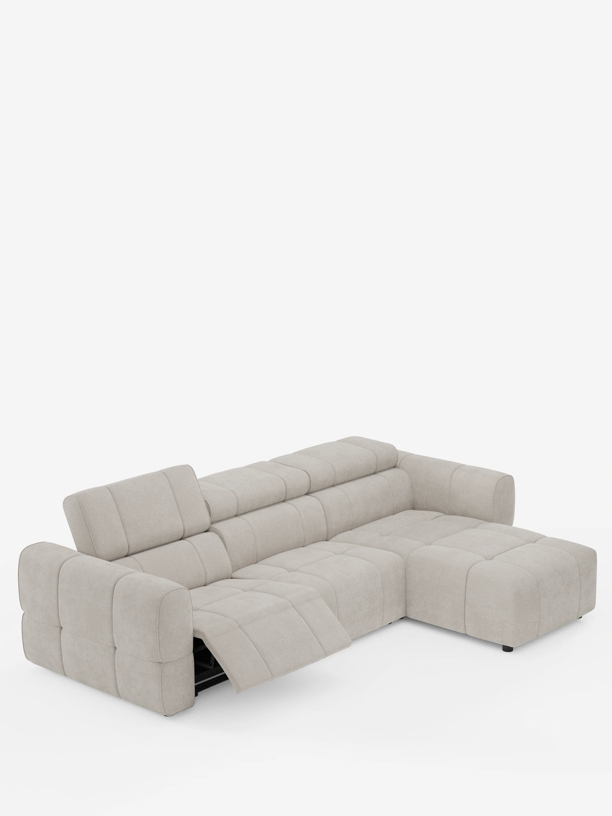 Un divano angolare modulare Giotto beige a 5 posti da 296 cm con penisola e funzione relax elettrica opzionale, rivestito in tessuto smacchiabile T23, con motivo a griglia trapuntata e un sedile allungato e reclinabile su sfondo bianco.