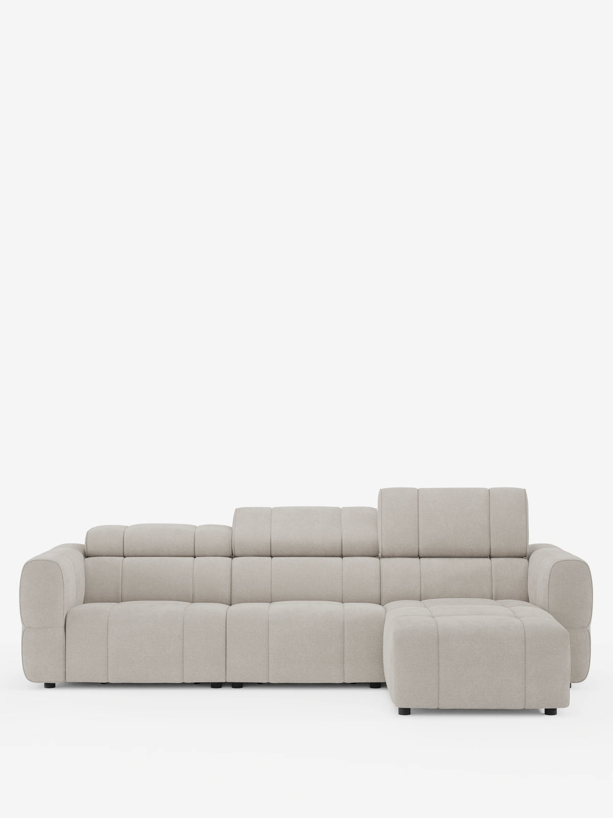 Giotto, divano angolare modulare a 5 posti da 296 cm con chaise longue a destra e funzione relax elettrica opzionale, in tessuto antimacchia T23: un divano angolare modulare color beige chiaro con chaise longue a destra, rivestimento in tessuto trapuntato a griglia e poggiatesta regolabili.