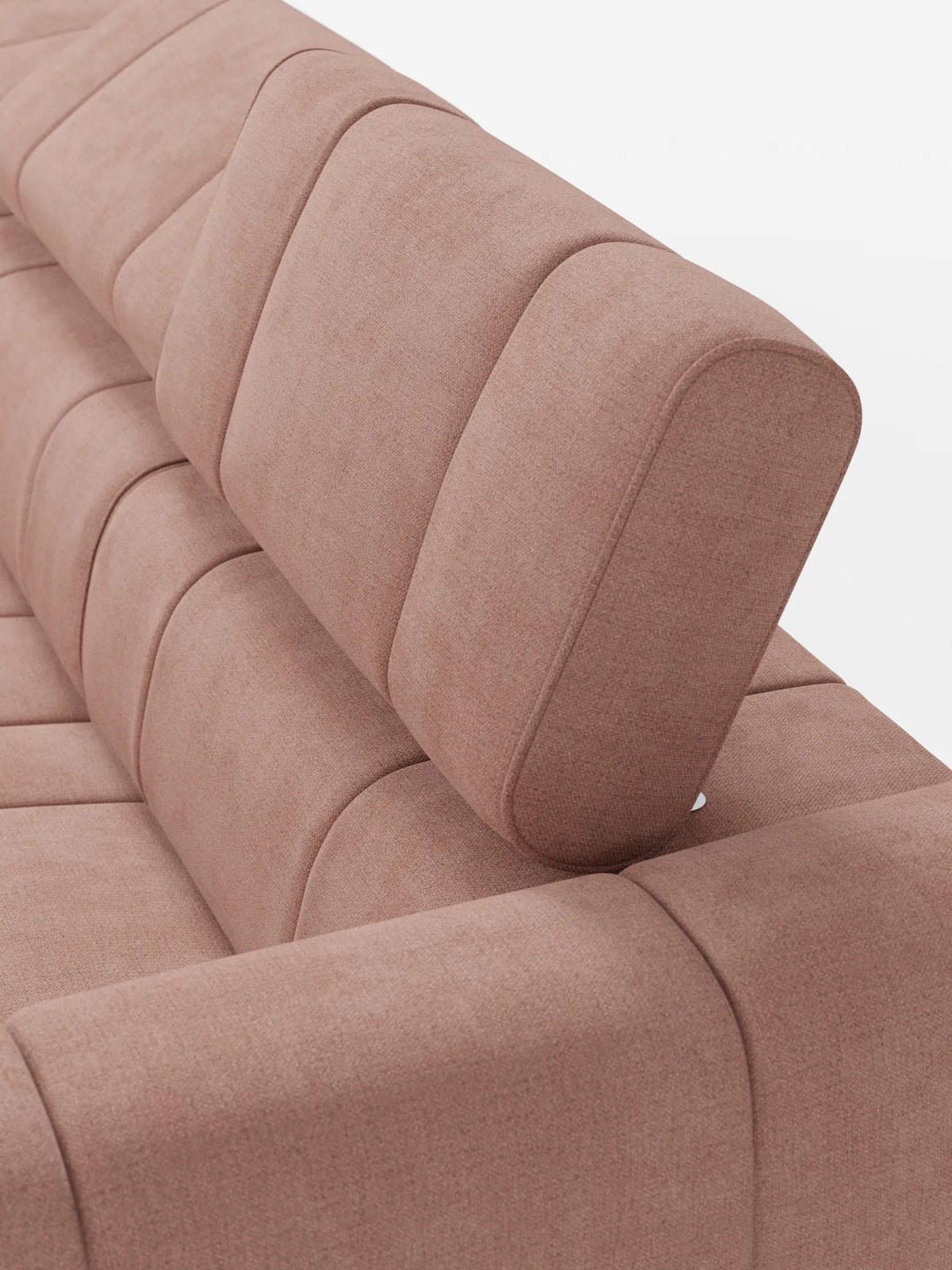 Un primo piano di un divano angolare modulare Giotto da 5 posti, 296 cm, color rosa polveroso, con penisola e funzione relax elettrica opzionale, rivestito in tessuto smacchiabile T23, caratterizzato da un poggiatesta rialzato e da moderni cuscini con trapuntatura a canalini su sfondo bianco.