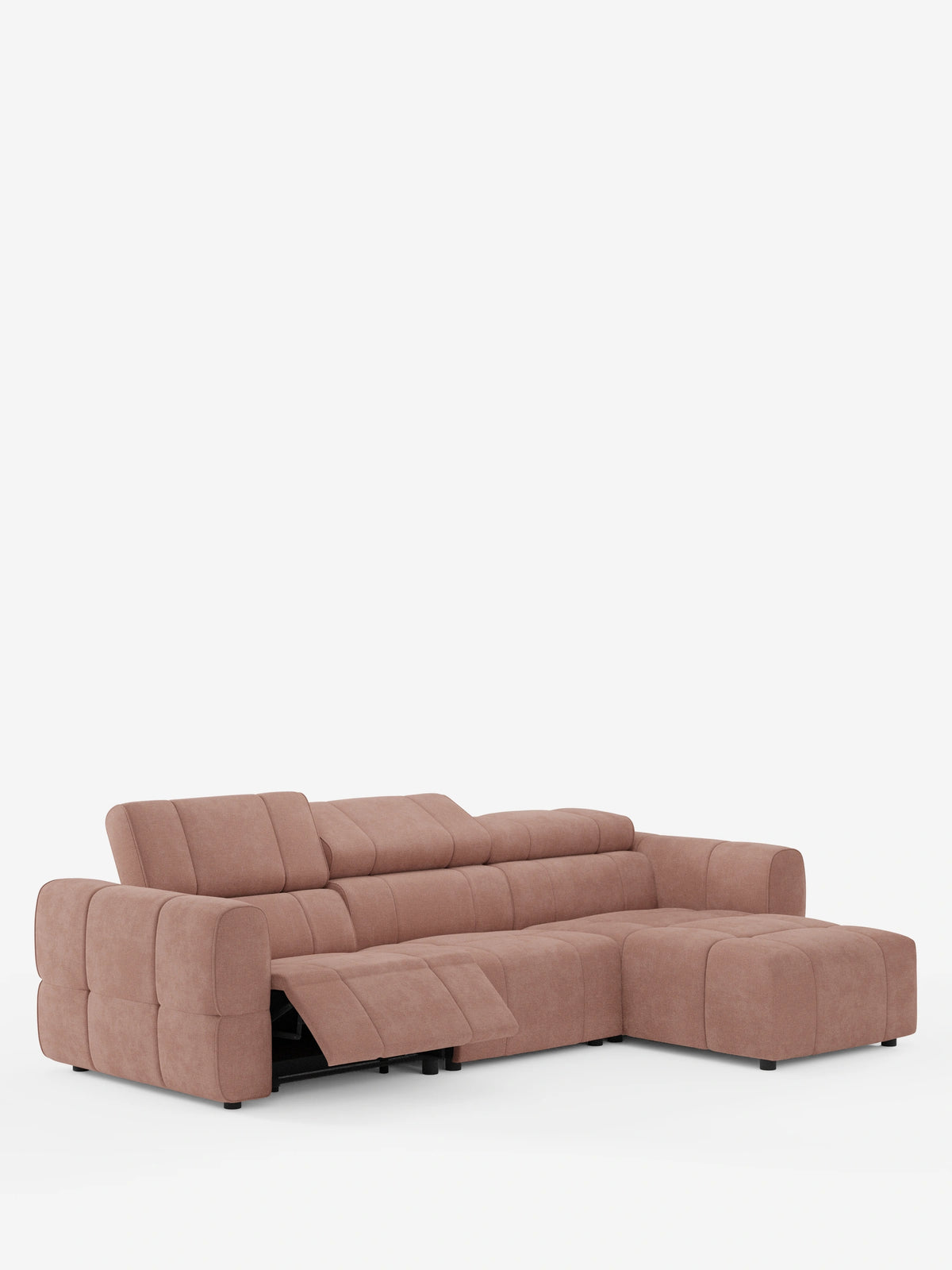 Un divano angolare modulare Giotto da 5 posti, colore rosa polveroso, lungo 296 cm, con penisola e funzione relax elettrica opzionale, rivestito in tessuto antimacchia T23, caratterizzato da una chaise longue a destra, una poltrona reclinabile regolabile, braccioli bassi e squadrati e cuscini trapuntati, ideale per le case moderne.