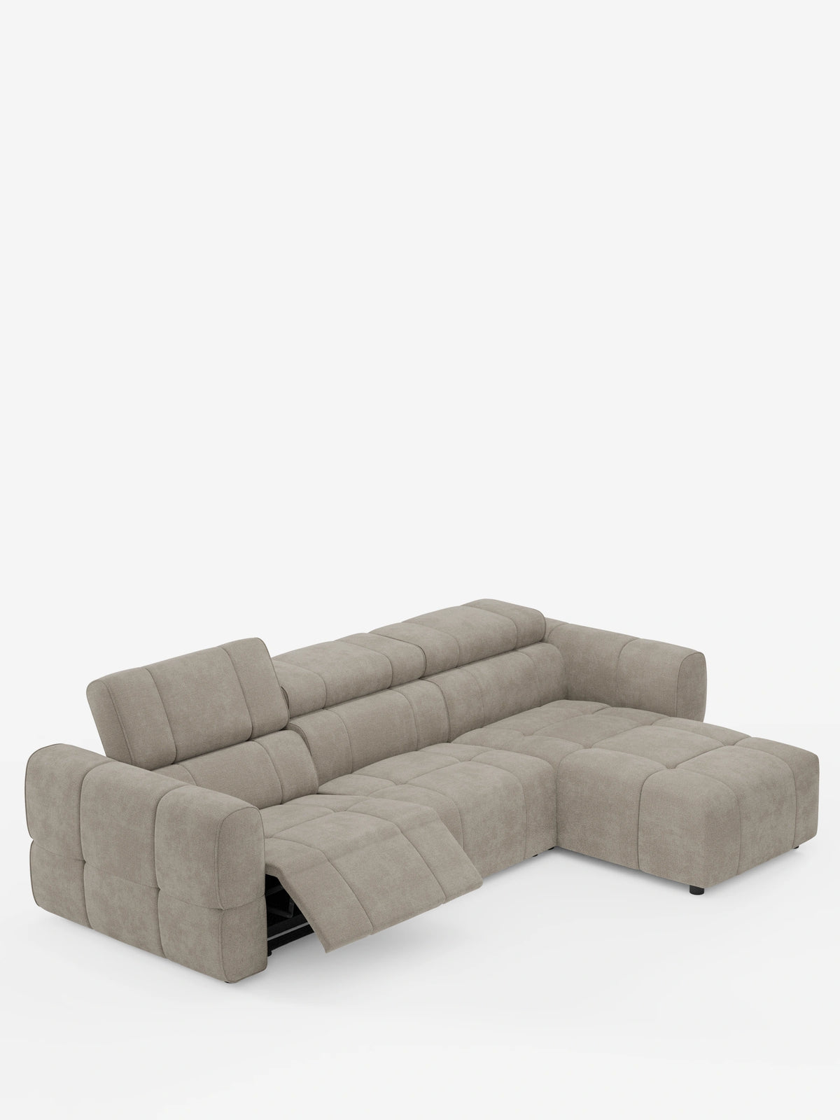 Un divano angolare modulare Giotto grigio chiaro a 5 posti, lungo 296 cm, con penisola e funzione relax elettrica opzionale, rivestito in tessuto antimacchia T23, dal design trapuntato, con un poggiatesta rialzato e una chaise longue sul lato sinistro, su sfondo bianco.
