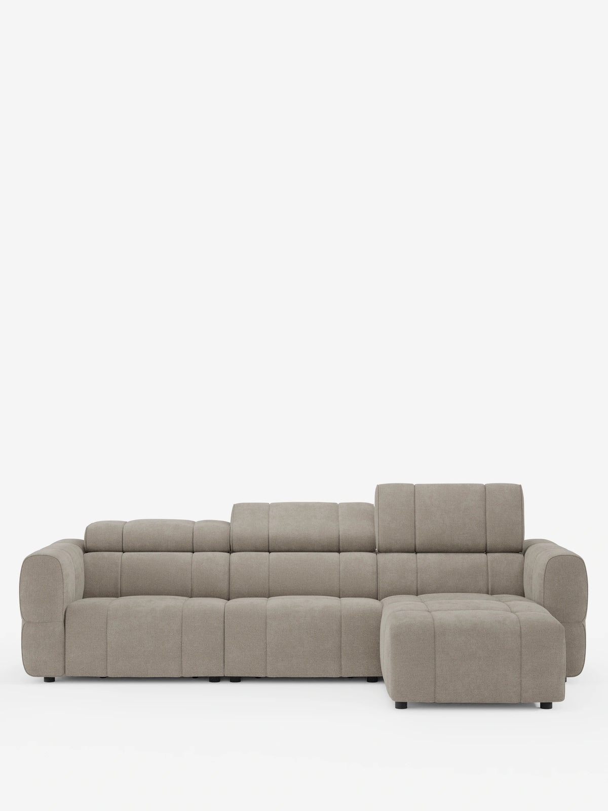 Un divano angolare modulare Giotto 5 posti da 296 cm, color beige chiaro, con penisola e funzione relax elettrica opzionale, rivestito in tessuto smacchiabile T23, è raffigurato su uno sfondo bianco; presenta una chaise longue a destra, braccioli arrotondati e poggiatesta regolabili.