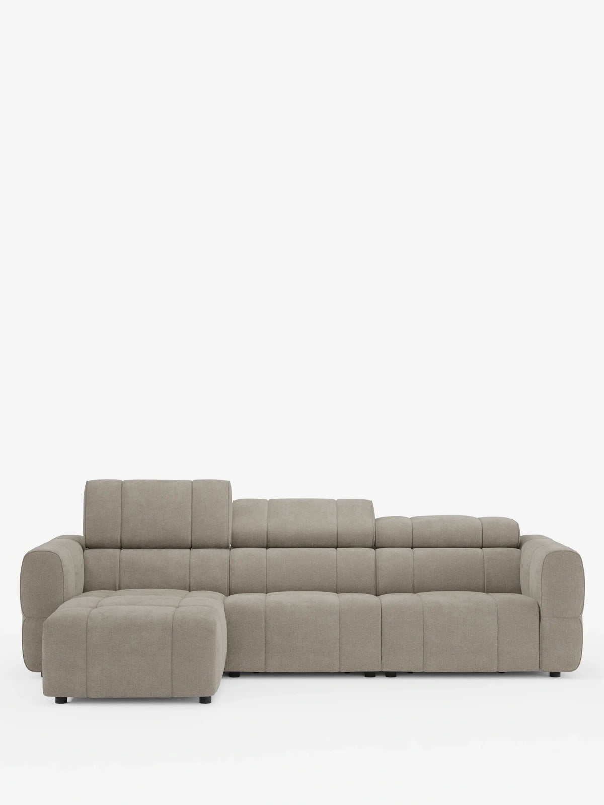 Giotto, divano angolare modulare a 5 posti da 296 cm con chaise longue a sinistra e funzione relax elettrica opzionale, rivestito in tessuto smacchiabile T23, un divano componibile a cinque posti color beige chiaro con chaise longue a sinistra, rivestimento con motivo a griglia e schienali regolabili.