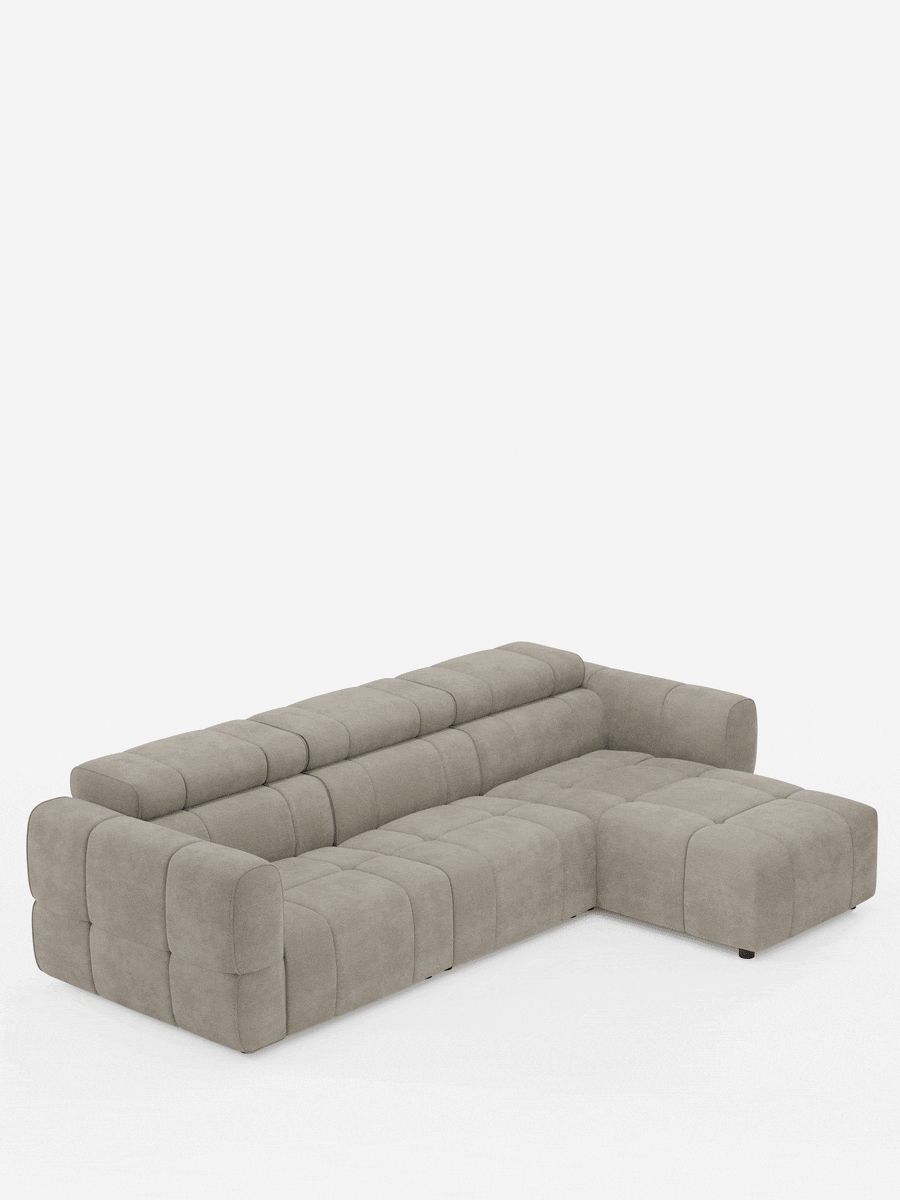 Un divano angolare modulare Giotto beige chiaro a 5 posti, lungo 296 cm, con penisola e funzione relax elettrica opzionale, rivestito in tessuto antimacchia T23; caratterizzato da un design modulare dal profilo ribassato con cuciture a quadrato e chaise longue sul lato destro.