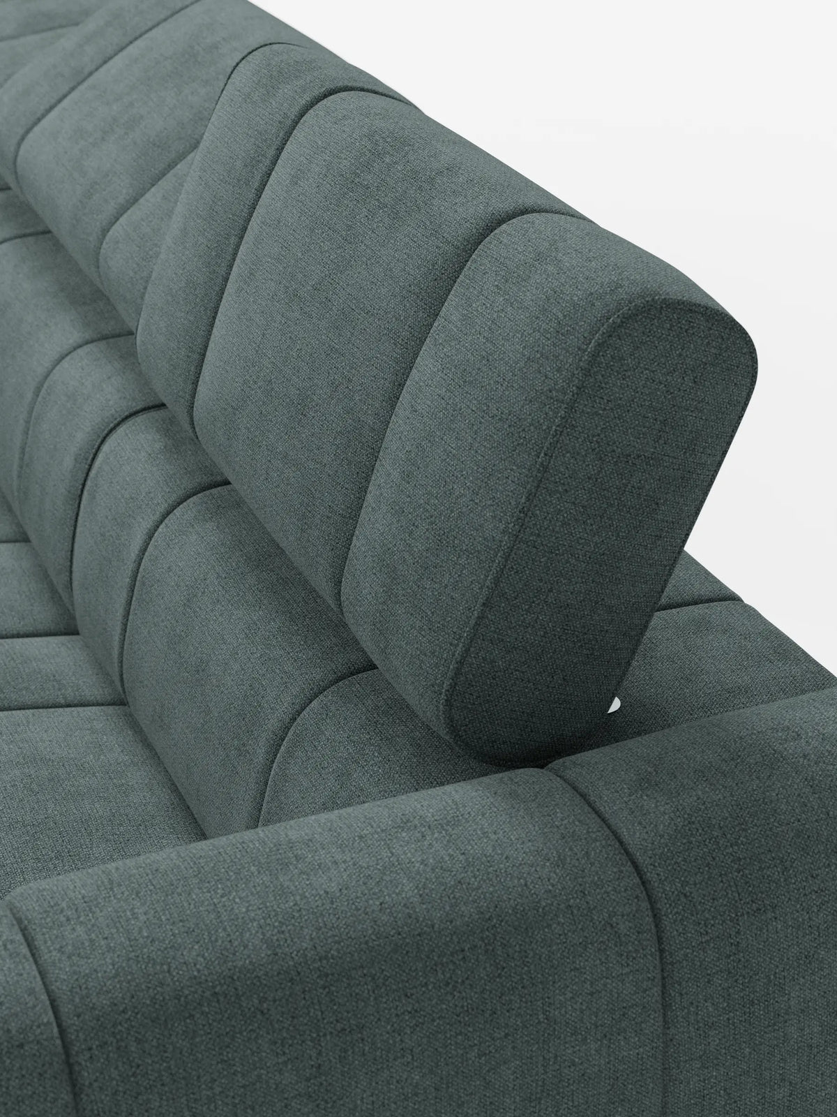 Un primo piano del divano angolare modulare Giotto a 5 posti, 296 cm, color verde acqua scuro, con penisola e funzione relax elettrica opzionale, rivestito in tessuto antimacchia T23, caratterizzato da profonde scanalature verticali e da un poggiatesta regolabile su uno sfondo bianco.