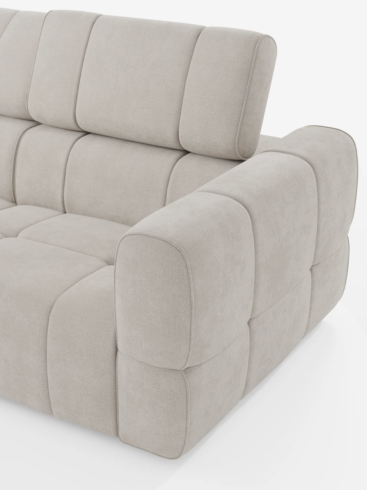 Un divano componibile Giotto Divano color beige con estremità aperta – opzione relax elettrico in tessuto smacchiabile T23, caratterizzato da un design con trapuntatura a griglia, ampi braccioli e poggiatesta regolabile in posizione verticale, su uno sfondo bianco a tinta unita.