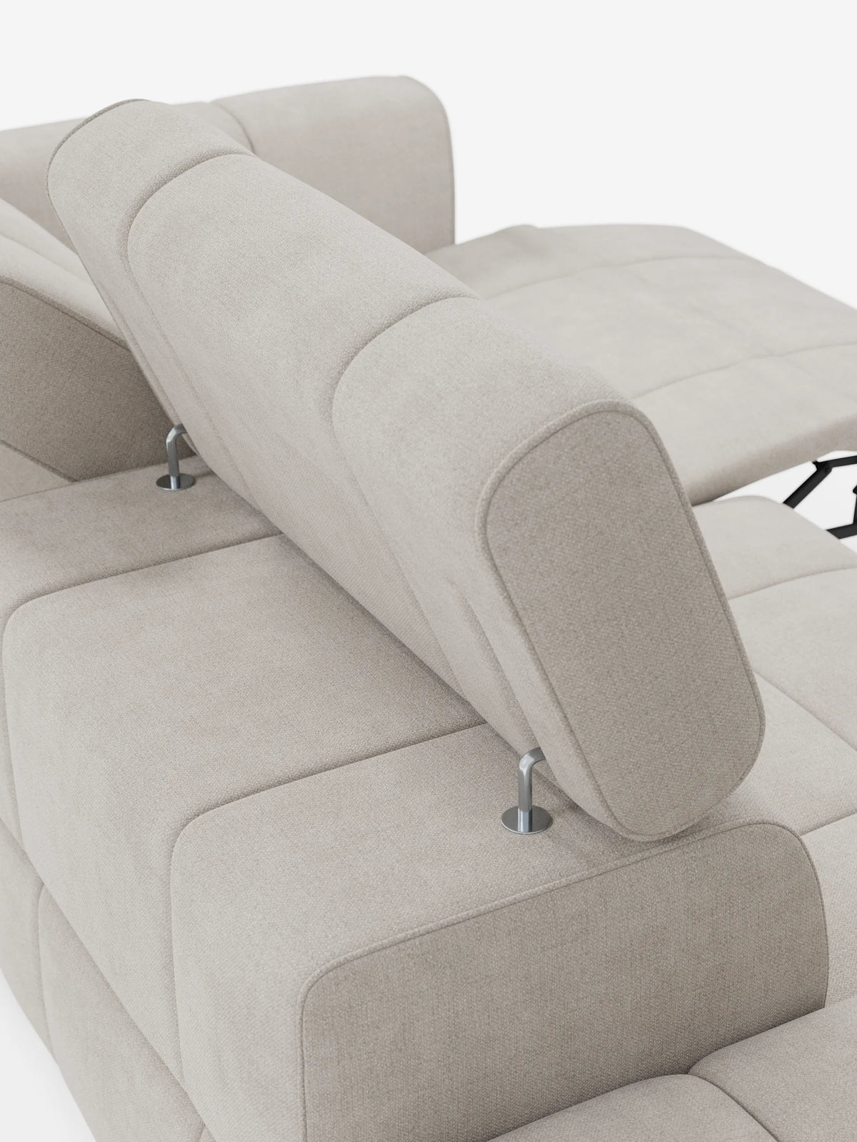 Una vista dall'alto del divano componibile Giotto, color beige chiaro, con terminale aperto – opzione relax elettrico in tessuto smacchiabile T23, dotato di poggiatesta regolabili su sottili montanti in metallo argentato, con una sezione estesa in posizione reclinata.