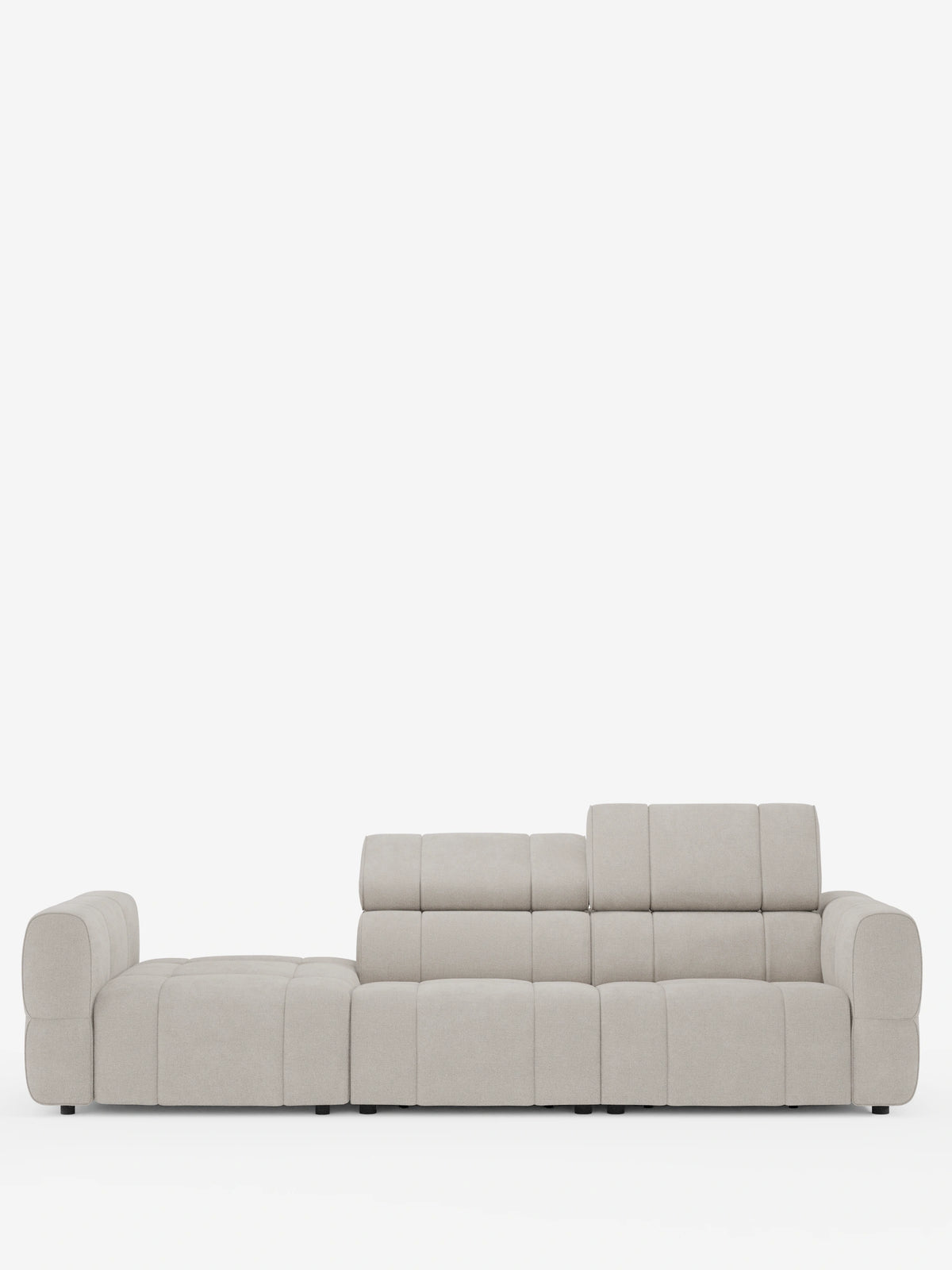 Giotto, divano componibile con estremità aperta - opzione relax elettrico in tessuto lavabile T23: un moderno divano componibile color beige chiaro dal design slanciato, con chaise longue sul lato sinistro, cuscini squadrati e uno schienale rialzabile regolabile.