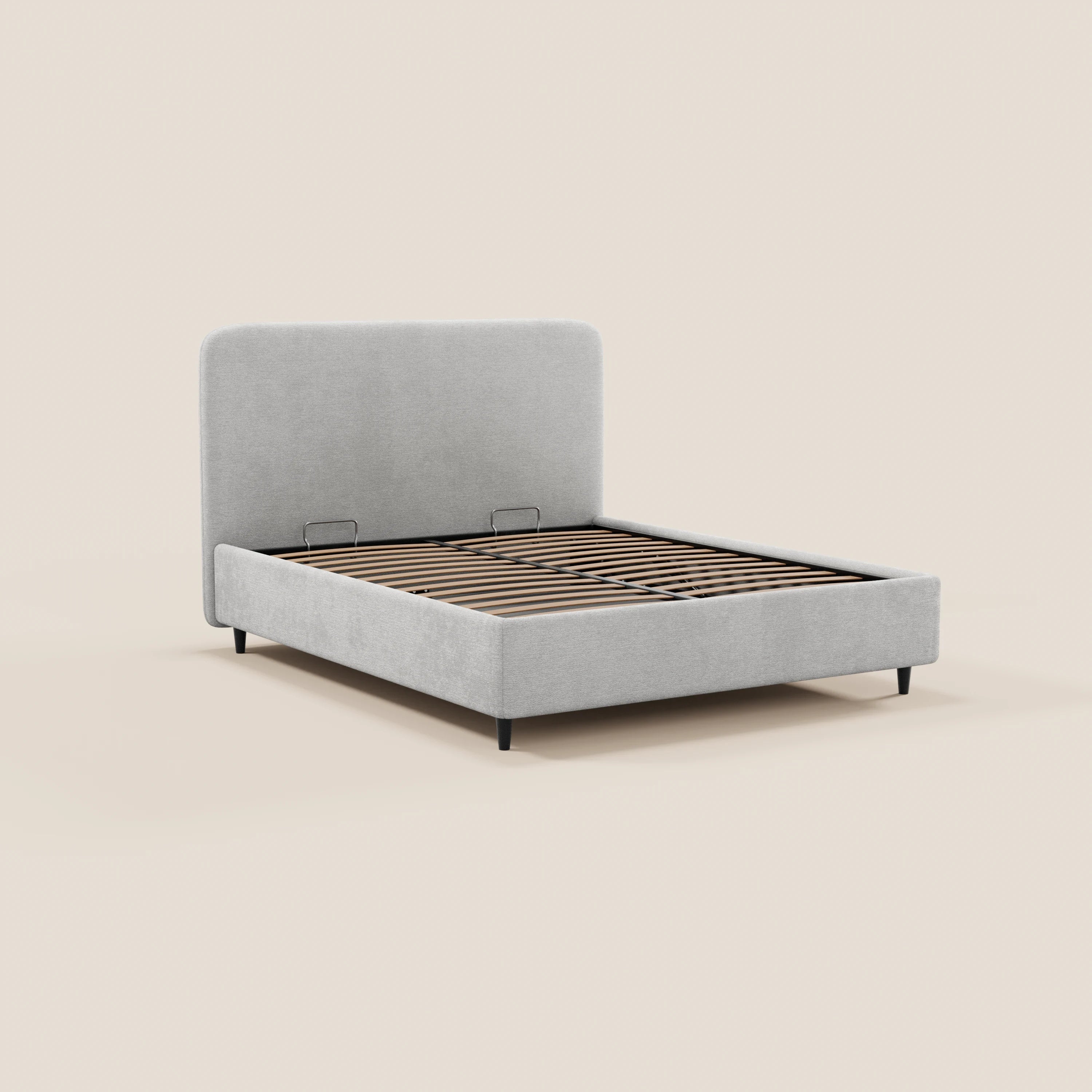 Il letto imbottito KAELOS minimal di Letti.store presenta una testiera alta e arrotondata in ciniglia, fianchi coordinati, gambe alte nere e un vano contenitore. Il suo design pulito e moderno risalta sullo sfondo beige; materasso e biancheria da letto non inclusi.