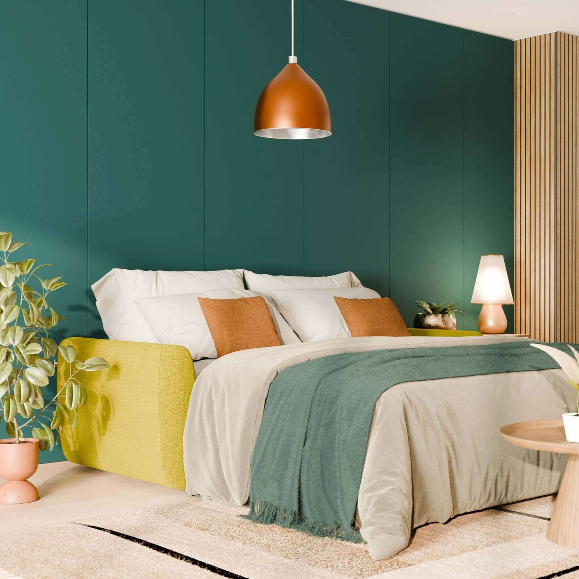 Una camera da letto accogliente e minimalista mette in mostra il divano letto Leonida di Divani.Store in tessuto smacchiabile T23 giallo sole, abbinato a biancheria da letto bianca, un parure verde salvia, cuscini marroni, una parete verde acqua, un'illuminazione calda e un pendente in rame per un rifugio tranquillo.
