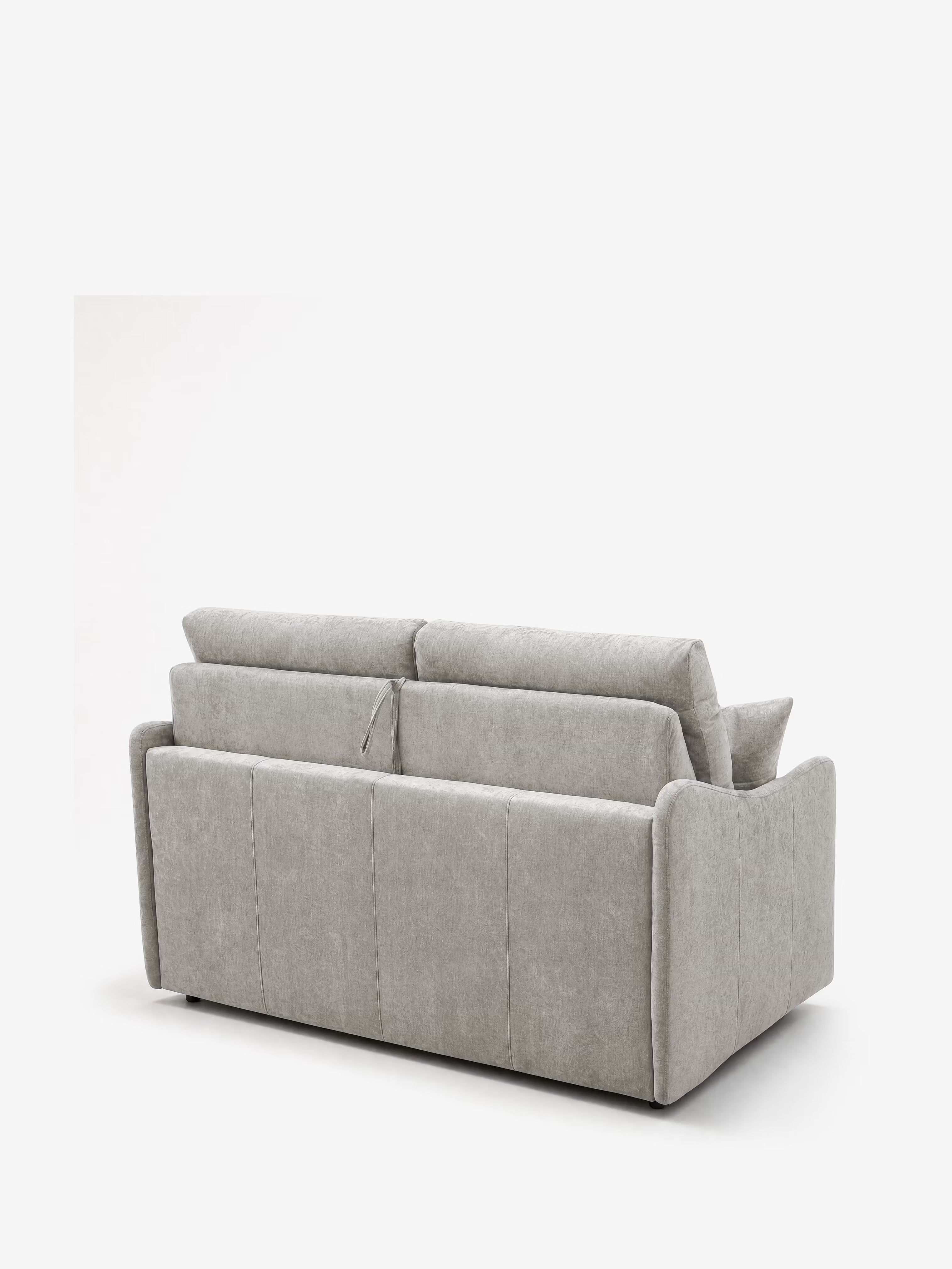 Il divano letto Lodovico a 3 posti con materasso ALTO da 20 cm in tessuto antimacchia certificato Oeko-Tex di Divani.Store è ripreso dal retro su uno sfondo bianco. Questo divano imbottito grigio chiaro presenta cuscini dello schienale morbidi e voluminosi, braccioli leggermente arrotondati e linee pulite e moderne. Essendo un ampio divano a tre posti rivestito in tessuto dalla trama morbida, riflette lo stile minimalista contemporaneo offrendo al contempo un comfort pratico per qualsiasi ambiente.