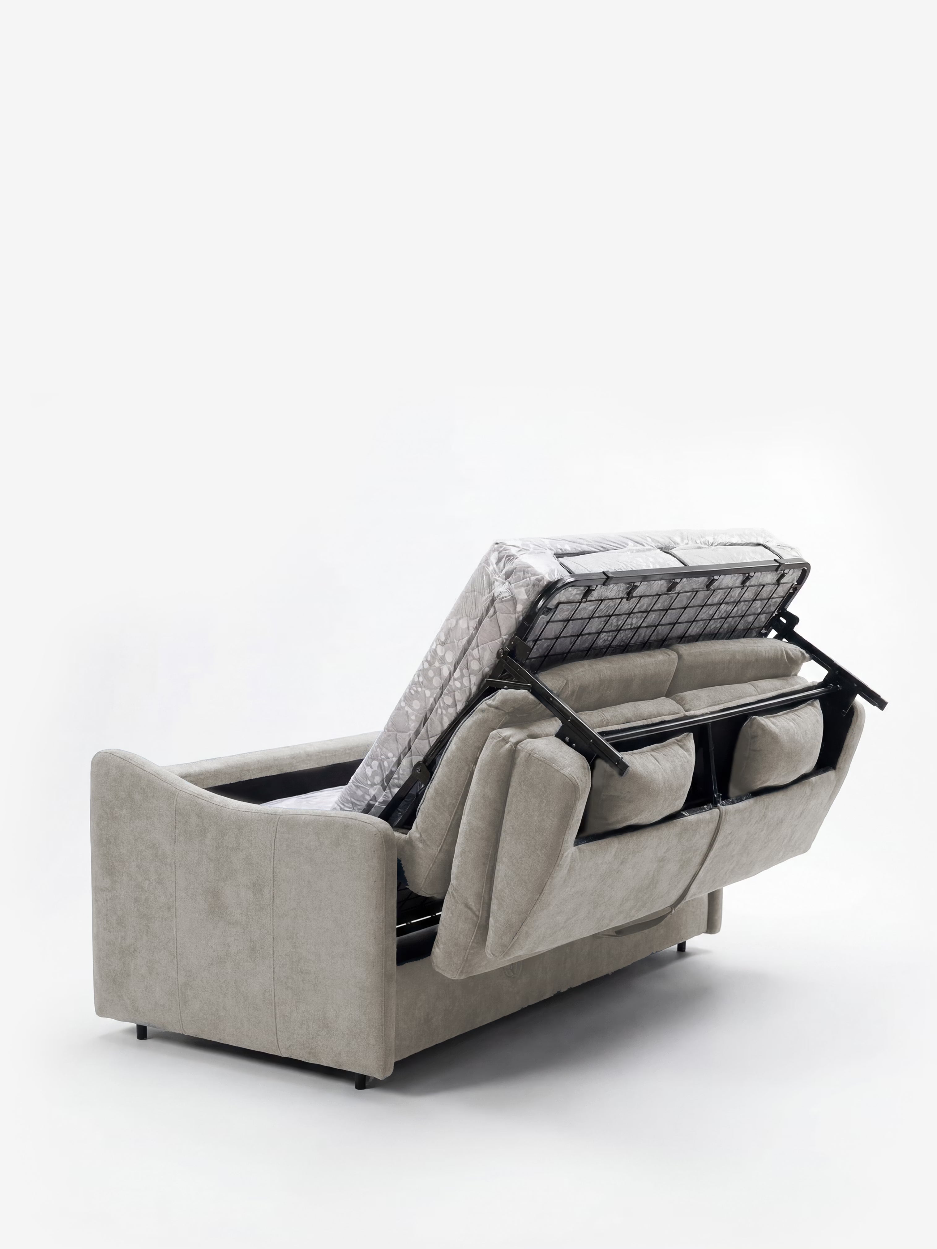 Il divano letto a 3 posti Lodovico con materasso ALTO 20 cm in tessuto antimacchia certificato Oeko-Tex di Divani.Store è raffigurato su uno sfondo bianco a tinta unita. Lo schienale e la seduta sono sollevati per rivelare la struttura letto estraibile in metallo, i portaguanciali e un ampio materasso matrimoniale, dimostrando la trasformazione del divano in un comodo letto. Caratterizzato da braccioli curvi e da un design moderno, questo divano grigio chiaro coniuga con disinvoltura stile e funzionalità.