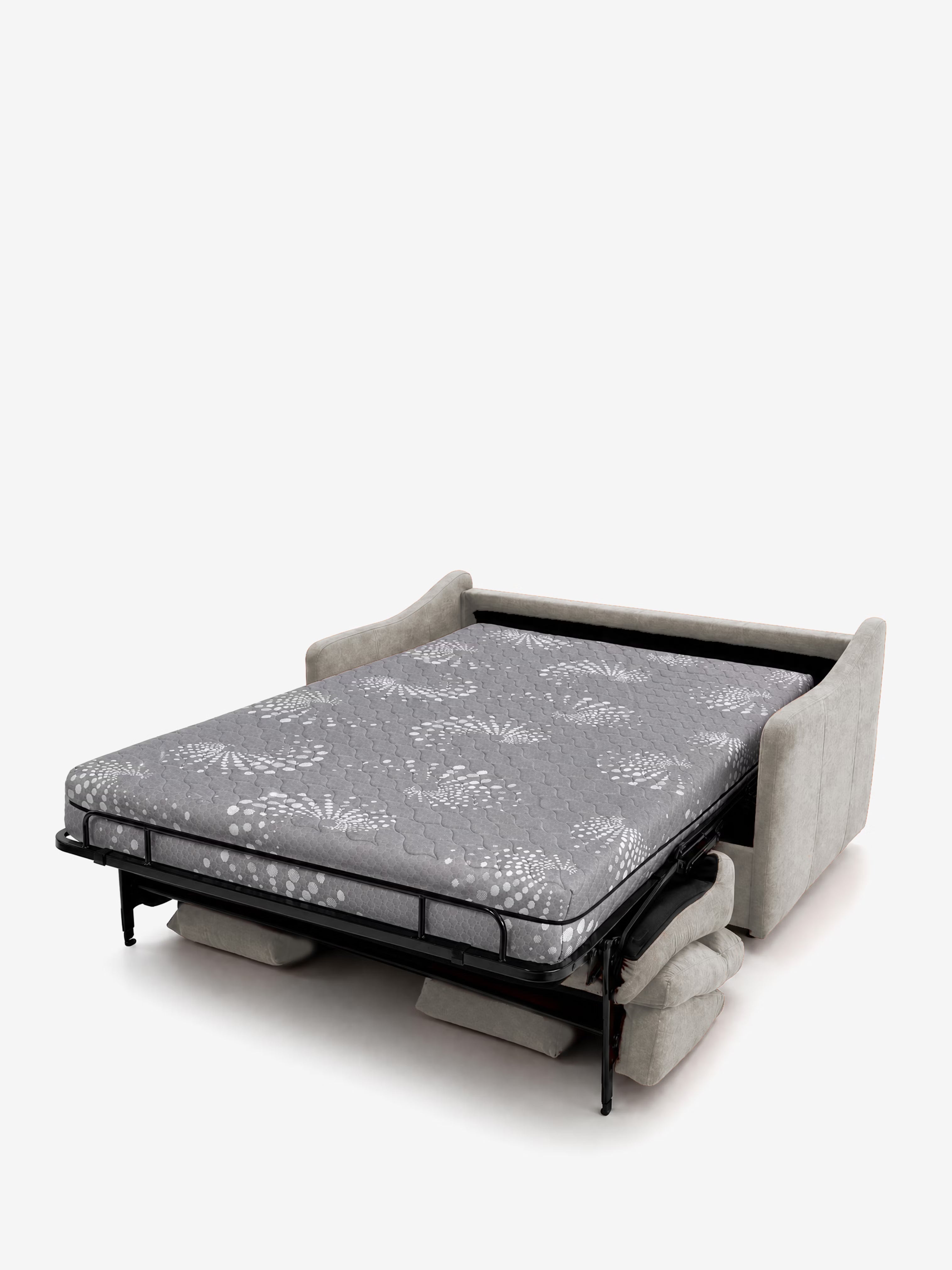 È esposto un divano letto a 3 posti Lodovico di Divani.Store, color beige, con il suo materasso matrimoniale alto 20 cm, rivestito in tessuto antimacchia certificato Oeko-Tex e caratterizzato da una superficie grigia con un motivo floreale bianco. Due cuscini sono riposti con cura nel portaguanciali integrato sotto la struttura del letto, il tutto su uno sfondo bianco a tinta unita che mette in risalto il mobile.